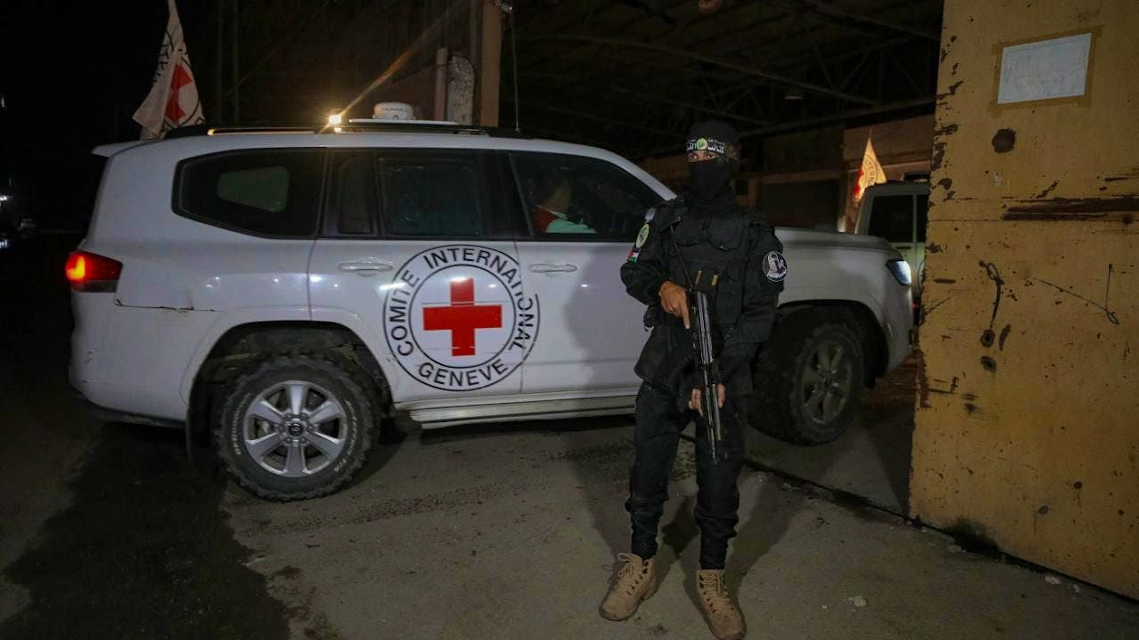 Un veicolo della Croce Rossa con uno dei corpi degli ostaggi israeliani consegnati ieri da Hamas. (foto del 14 ottobre 2025)