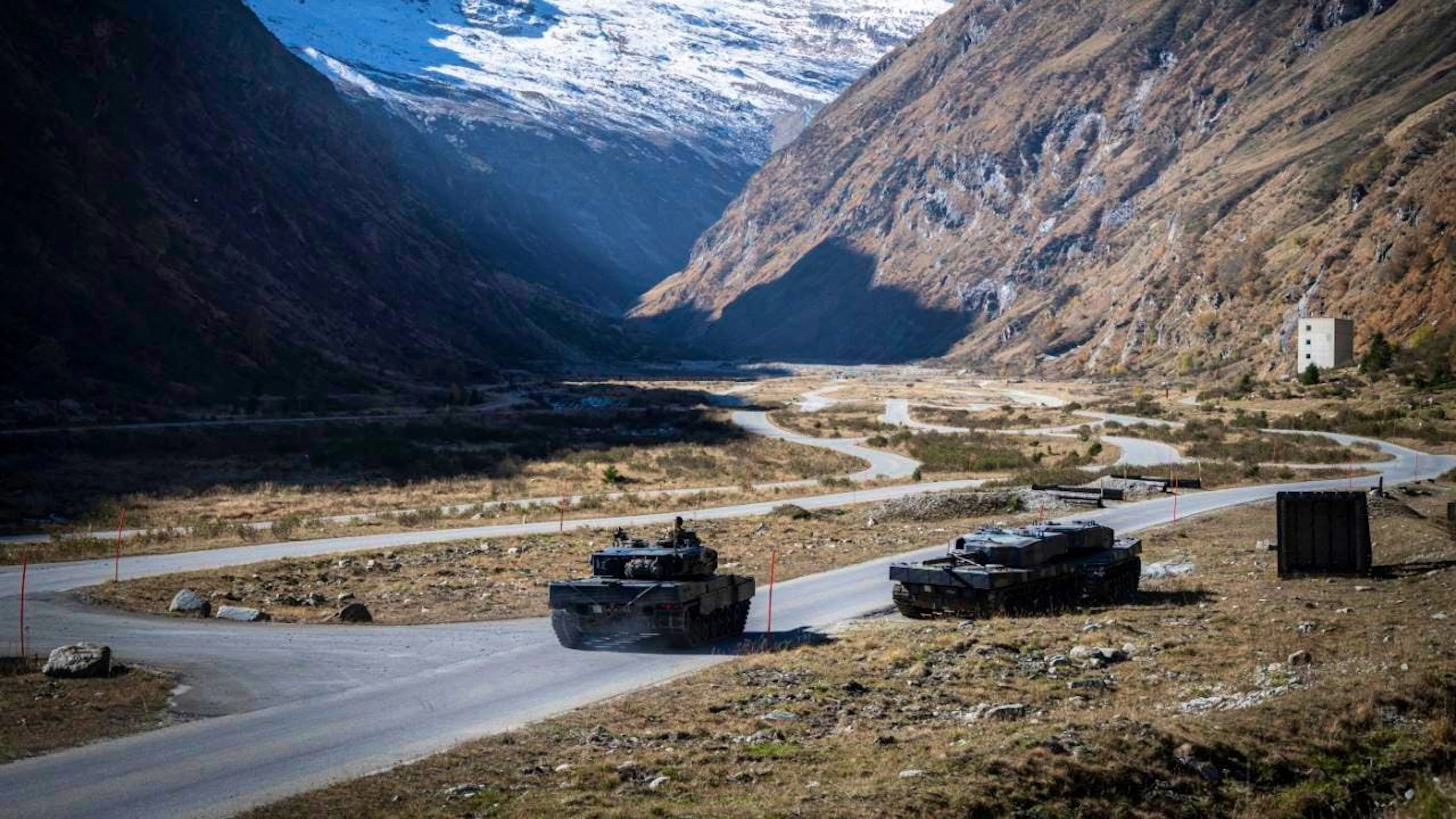 Sur la place de tir de Hinterrhein (GR), les participants ont pu observer l'effet des armes en tir réel.