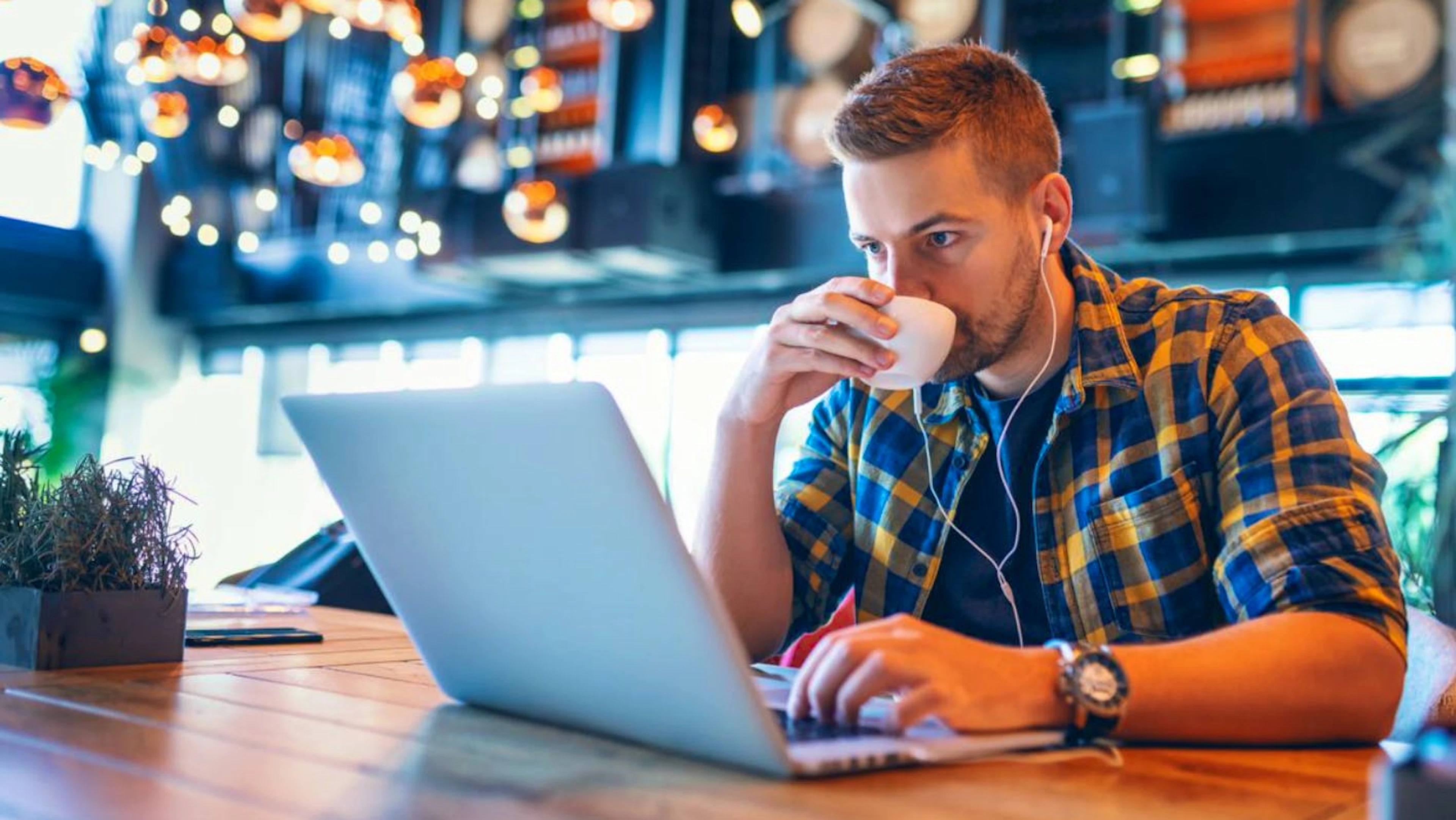 Wie bei den meisten Dingen im Leben gilt auch für den Genuss von Kaffee: Das rechte Mass ist entscheidend. Hier und da eine kleine Koffein-Dosis kann unser Gehirn dabei unterstützen, konzentriert und produktiv zu arbeiten. Übertreiben wir es aber mit der Koffein-Zufuhr, kann das einen gegenteiligen Effekt haben, indem es uns nervös macht.