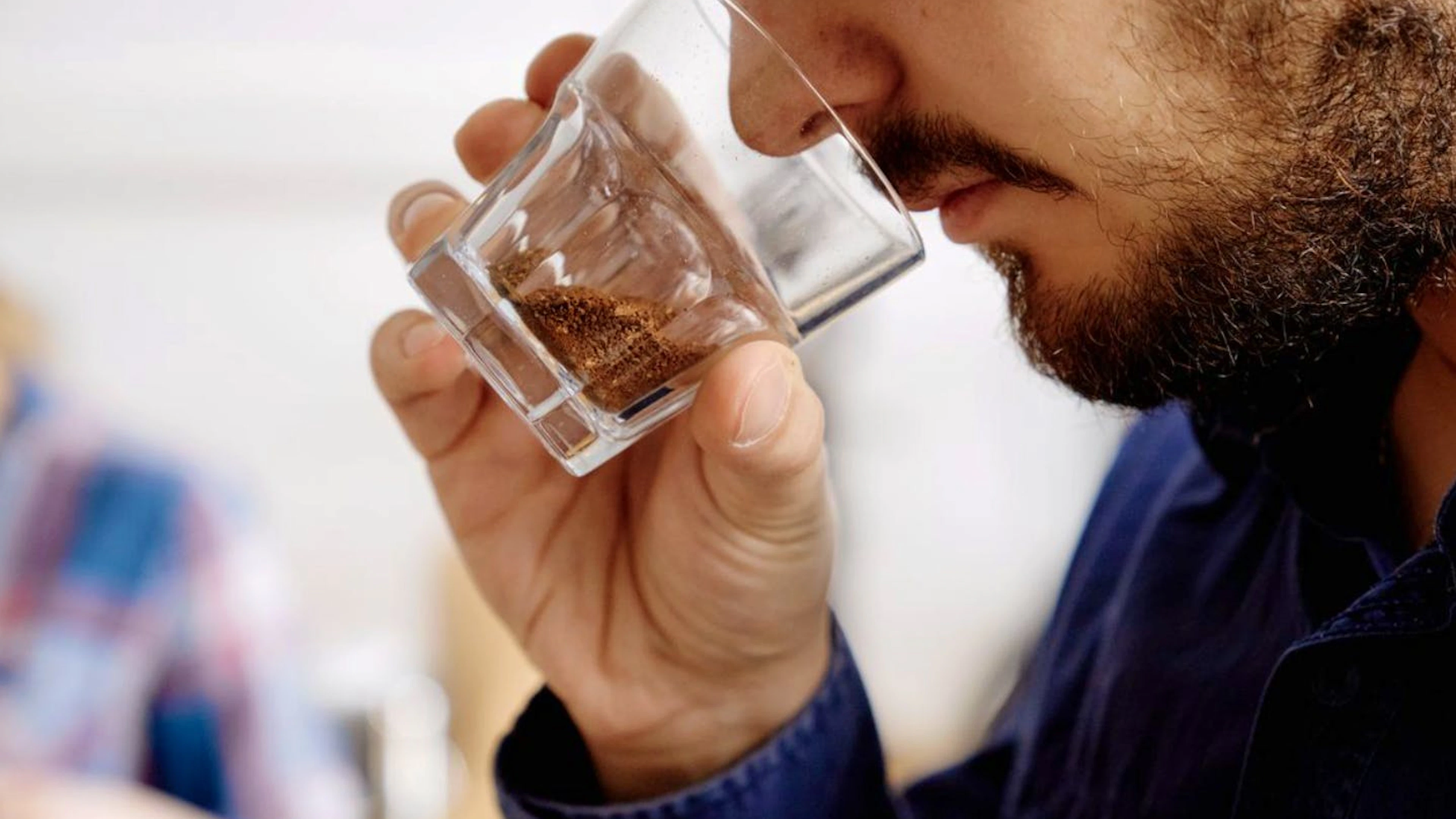 Auch atmosphärisch kann Kaffee einiges ausrichten, und dafür muss er noch nicht einmal getrunken werden: Der Duft der gemahlenen oder auch ganzen Bohnen kann unangenehme Gerüche verdrängen, etwa im Schuhschrank.