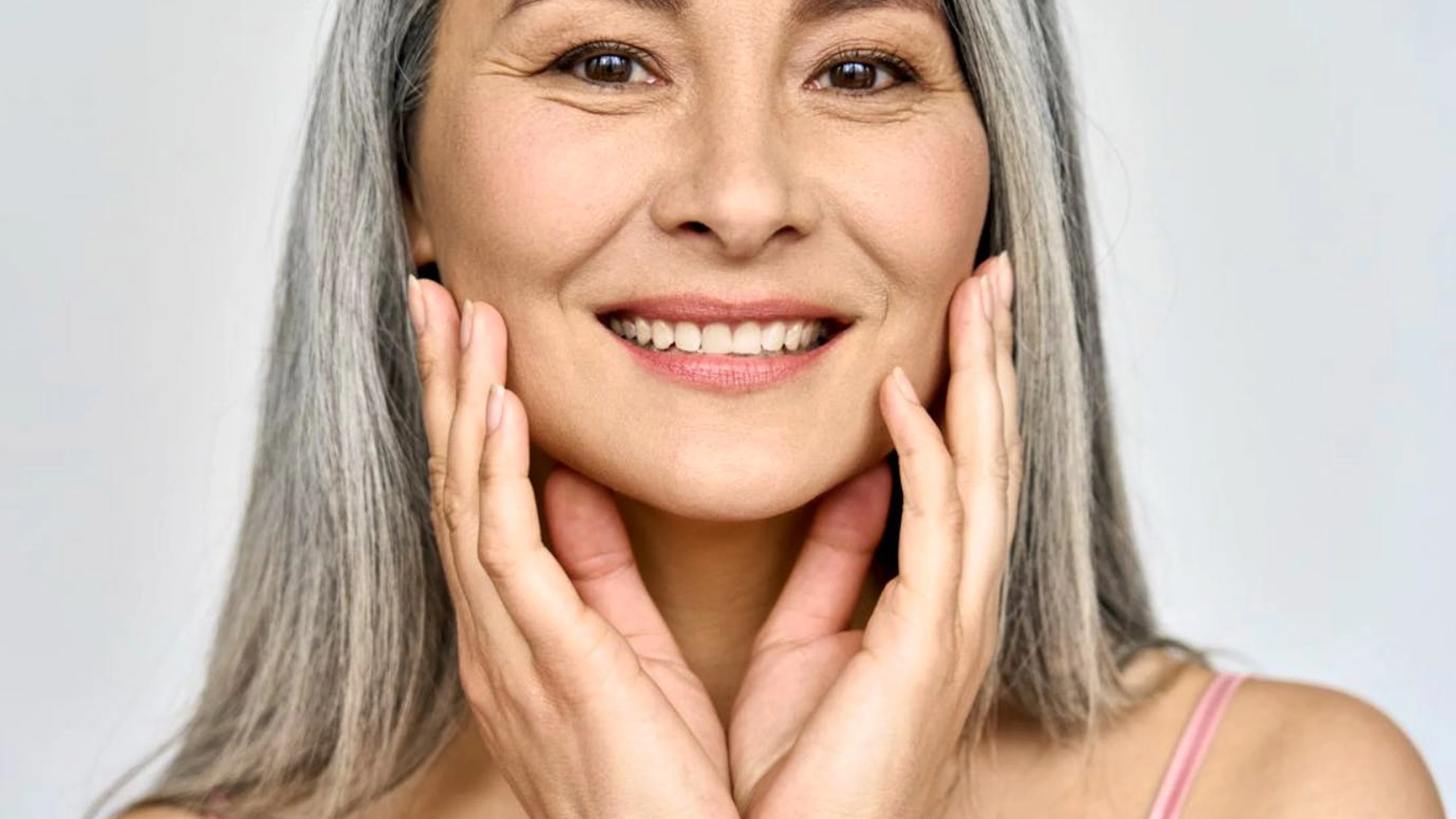 Kaffee macht gesünder, leistungsfähiger und sogar schöner: Den Antioxidantien, die auch im Kaffee stecken, wird eine Anti-Aging-Wirkung zugeschrieben. Für die Schönheit kann man sogar noch mehr tun, als Kaffee als Getränk zu geniessen: nämlich den übrigen Kaffeesatz als Gesichts-Peeling zweitverwerten.