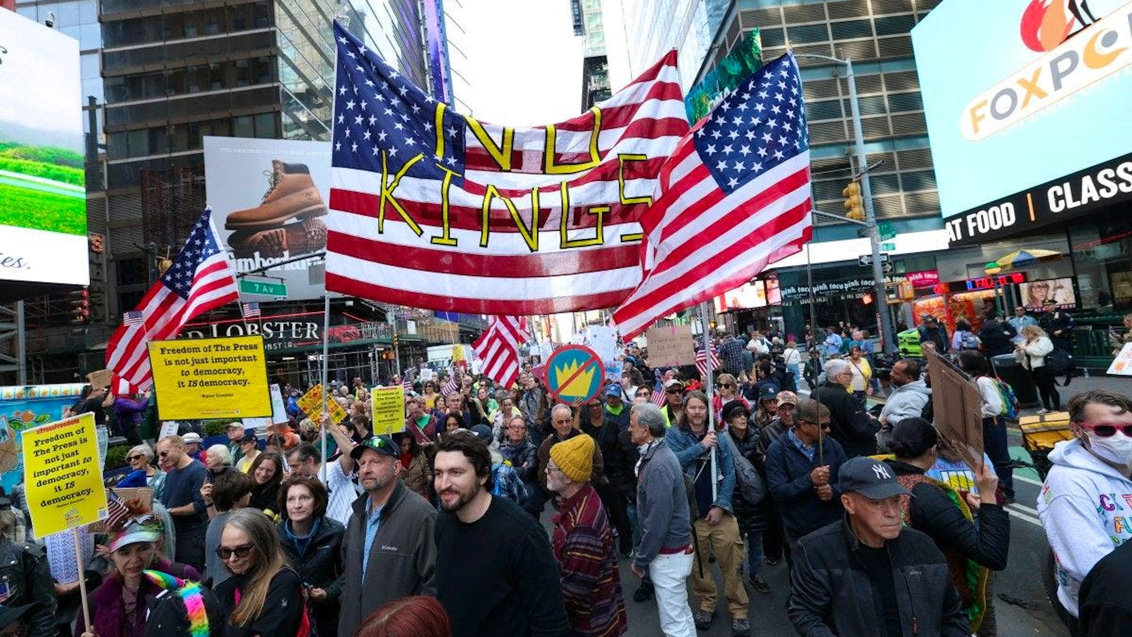 Alors qu'il avait menacé en juin de répondre aux manifestants avec une «très grande force», il a sobrement commenté cette semaine sur Fox News: «ils me qualifient de roi. Je ne suis pas un roi.»