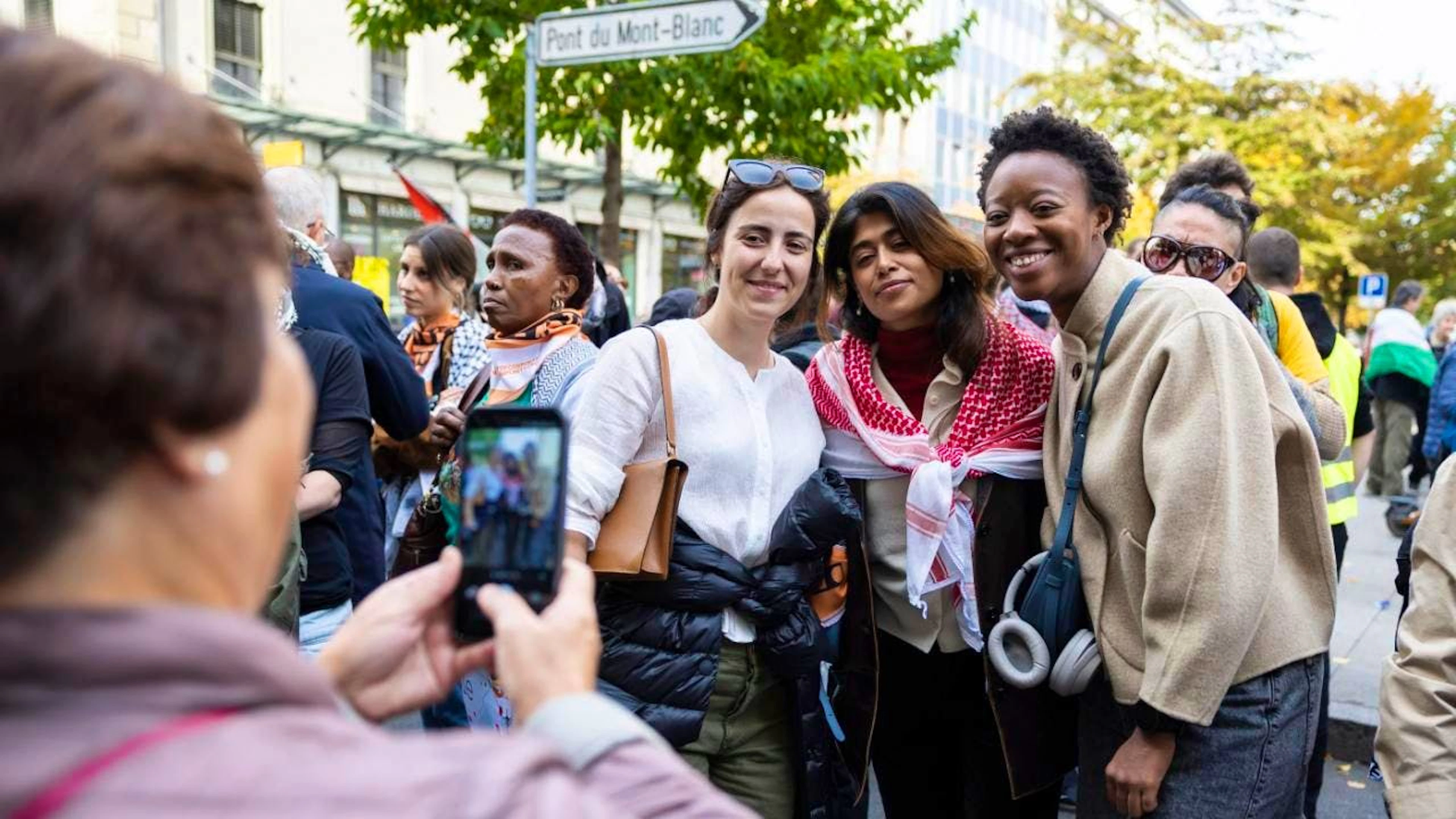 Die Europaabgeordnete Rima Hassan stellte sich am Rande einer Demonstration, die die Verantwortung multinationaler Unternehmen für den israelisch-palästinensischen Konflikt anprangerte, für Selfies zur Verfügung.