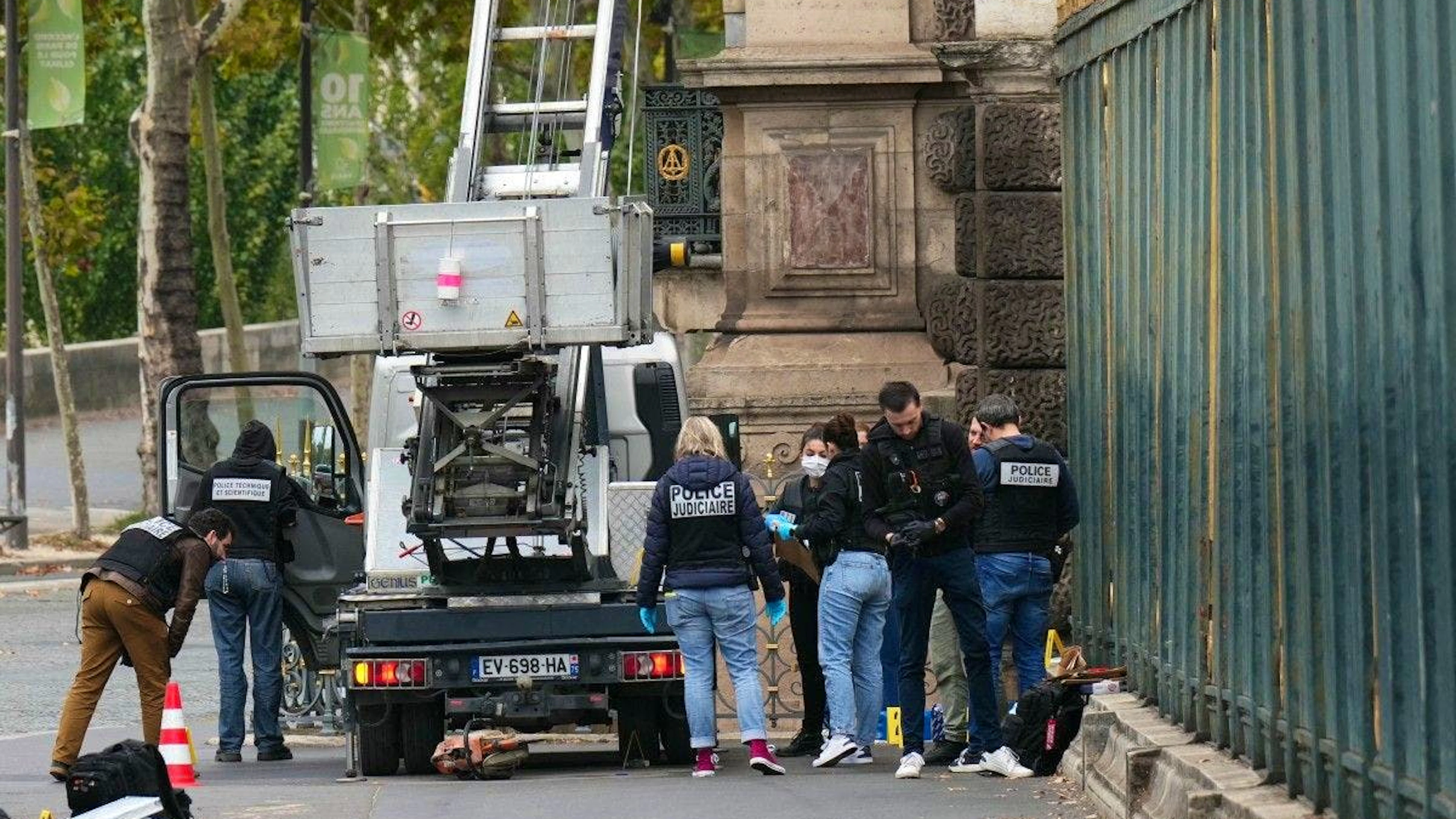 Des policiers français inspectent un monte-meubles utilisé par les cambrioleurs pour pénétrer dans le musée du Louvre, sur le quai François-Mitterrand, à Paris, le 19 octobre 2025.