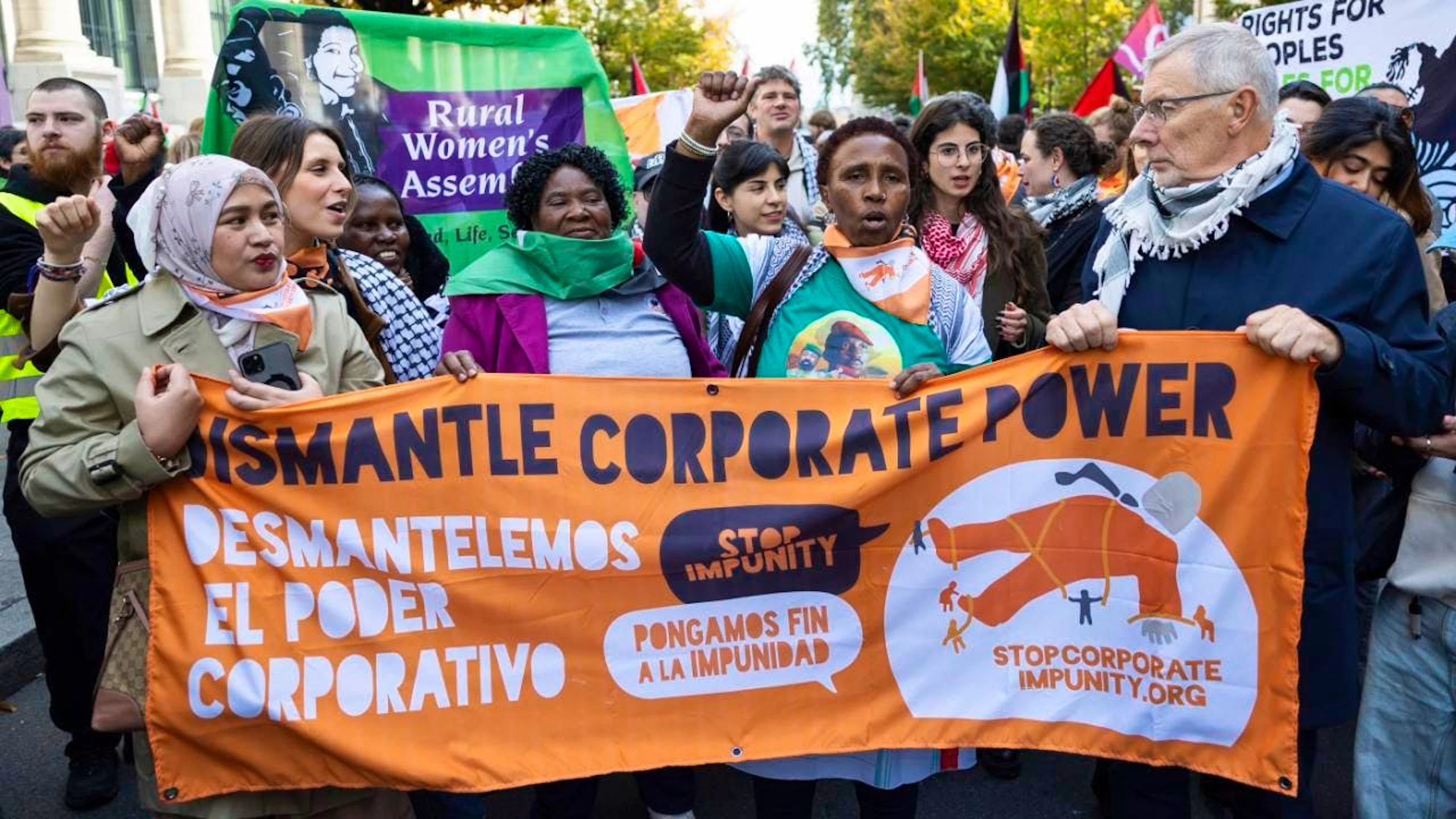 An einer Demonstration in Genf nahmen am Sonntag pro-palästinensische Demonstranten teil. Sie prangerten die Verantwortung multinationaler Konzerne für den Konflikt in Gaza an.