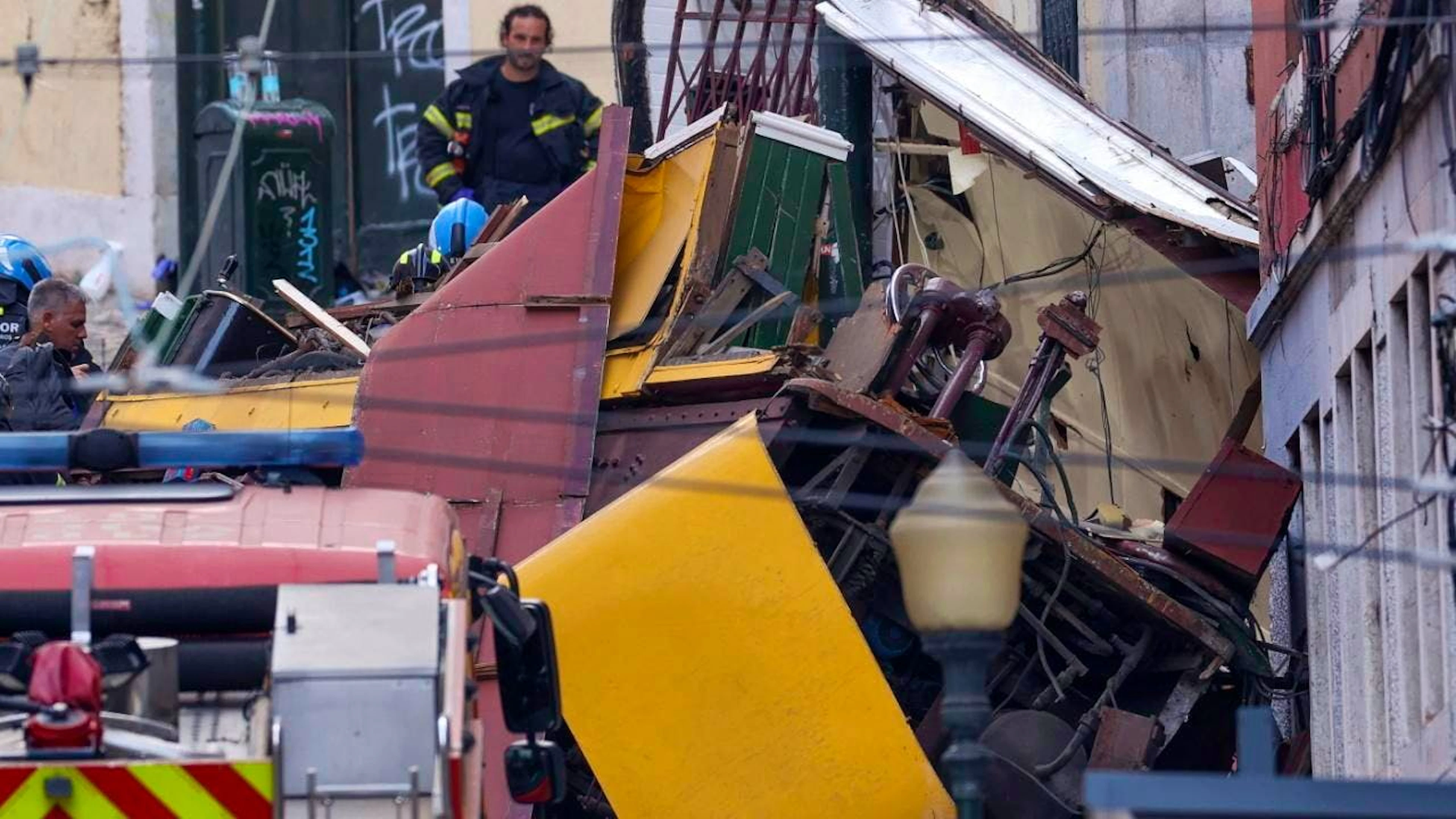 Selon un rapport publié lundi, le câble reliant les deux cabines du funiculaire, dont la déconnexion a provoqué un accident meurtrier à Lisbonne, n'était pas aux normes.