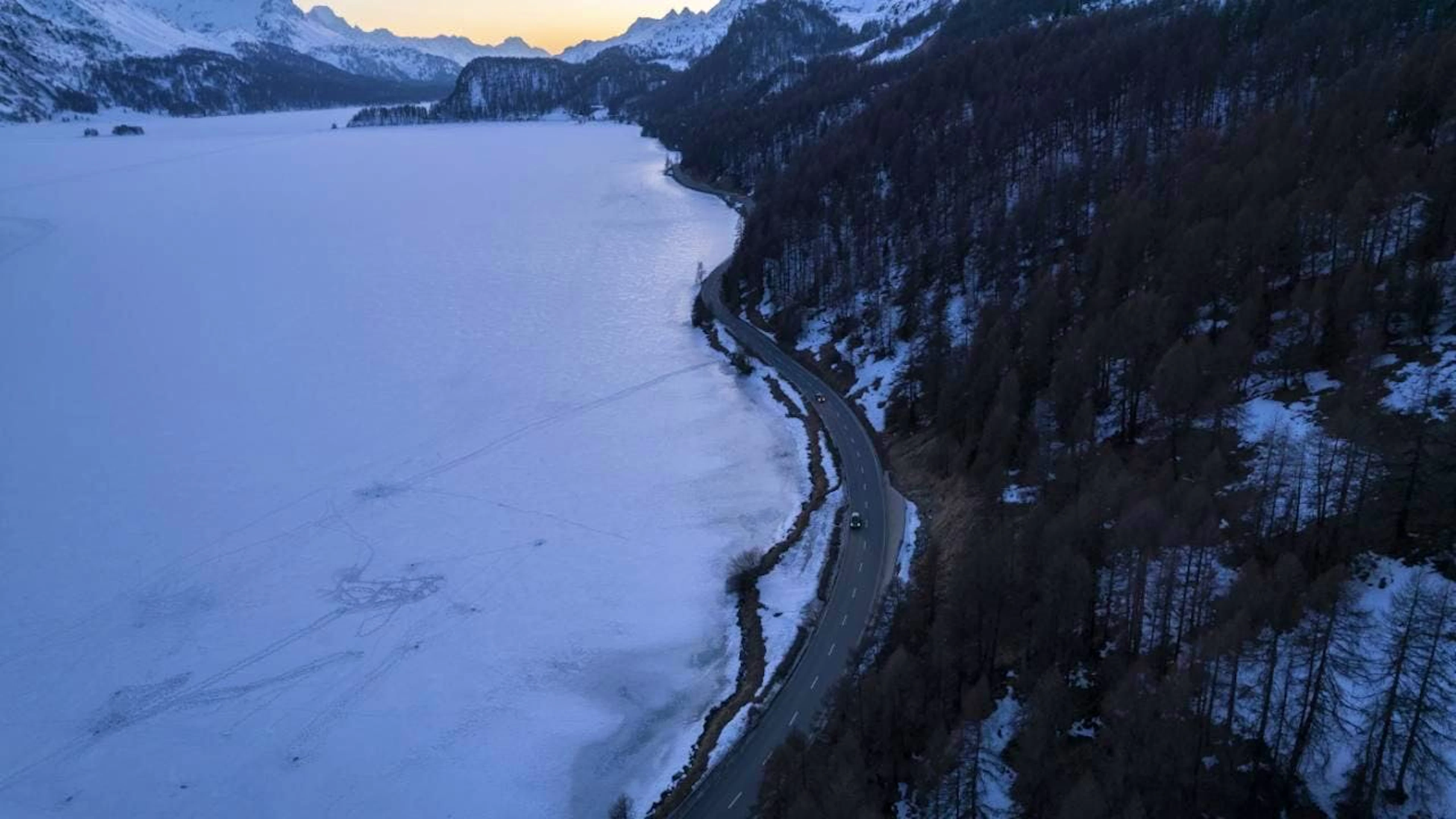 Il collegamento stradale fra Sils Föglias e Plaun da Lej non corrisponde più ai requisiti odierni in termini di sicurezza del traffico e di standard di costruzione. (immagine d'archivio)