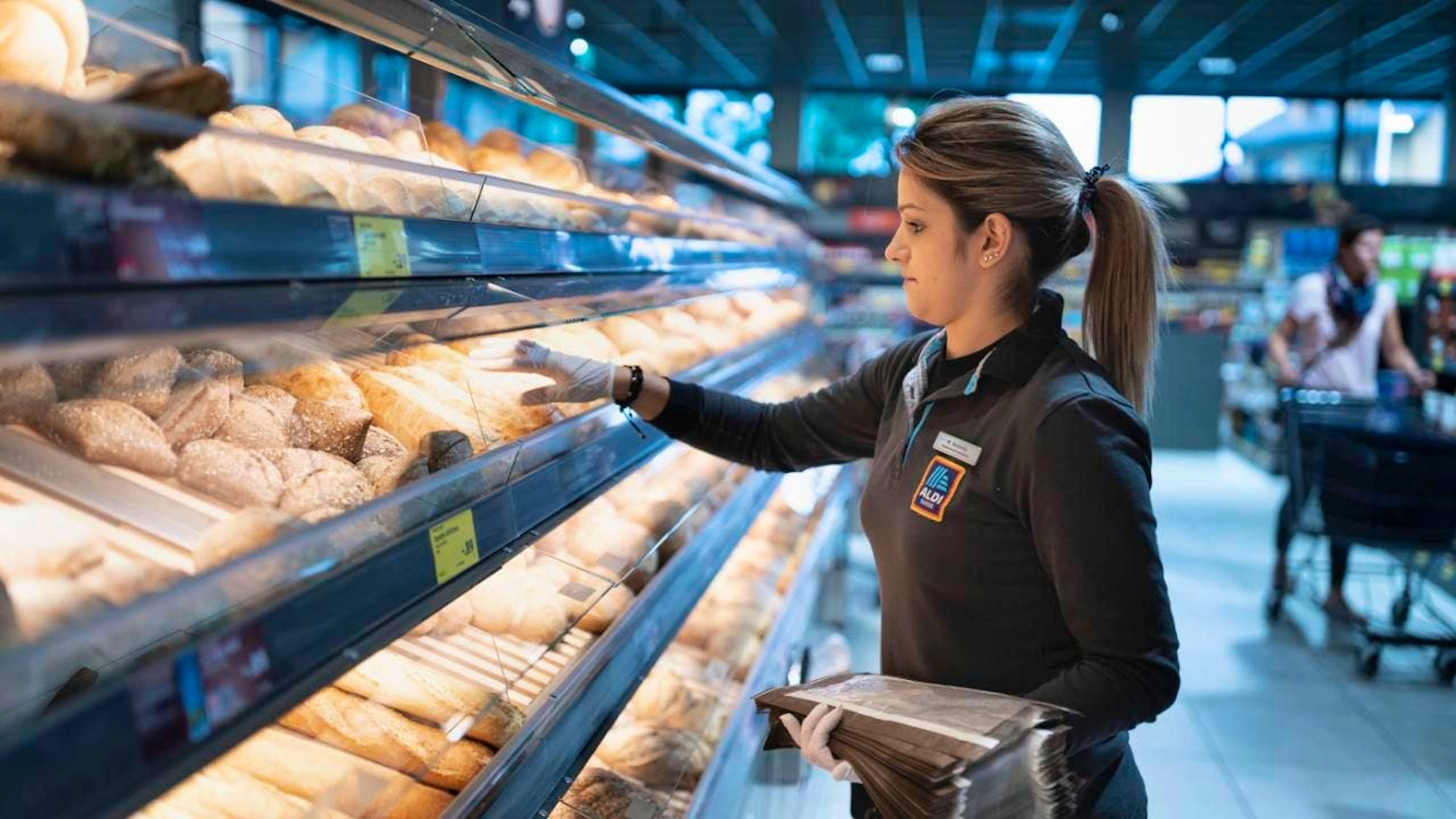 Con il mezzo chilo di pane a 99 centesimi Aldi ha lanciato la sfida alla concorrenza.