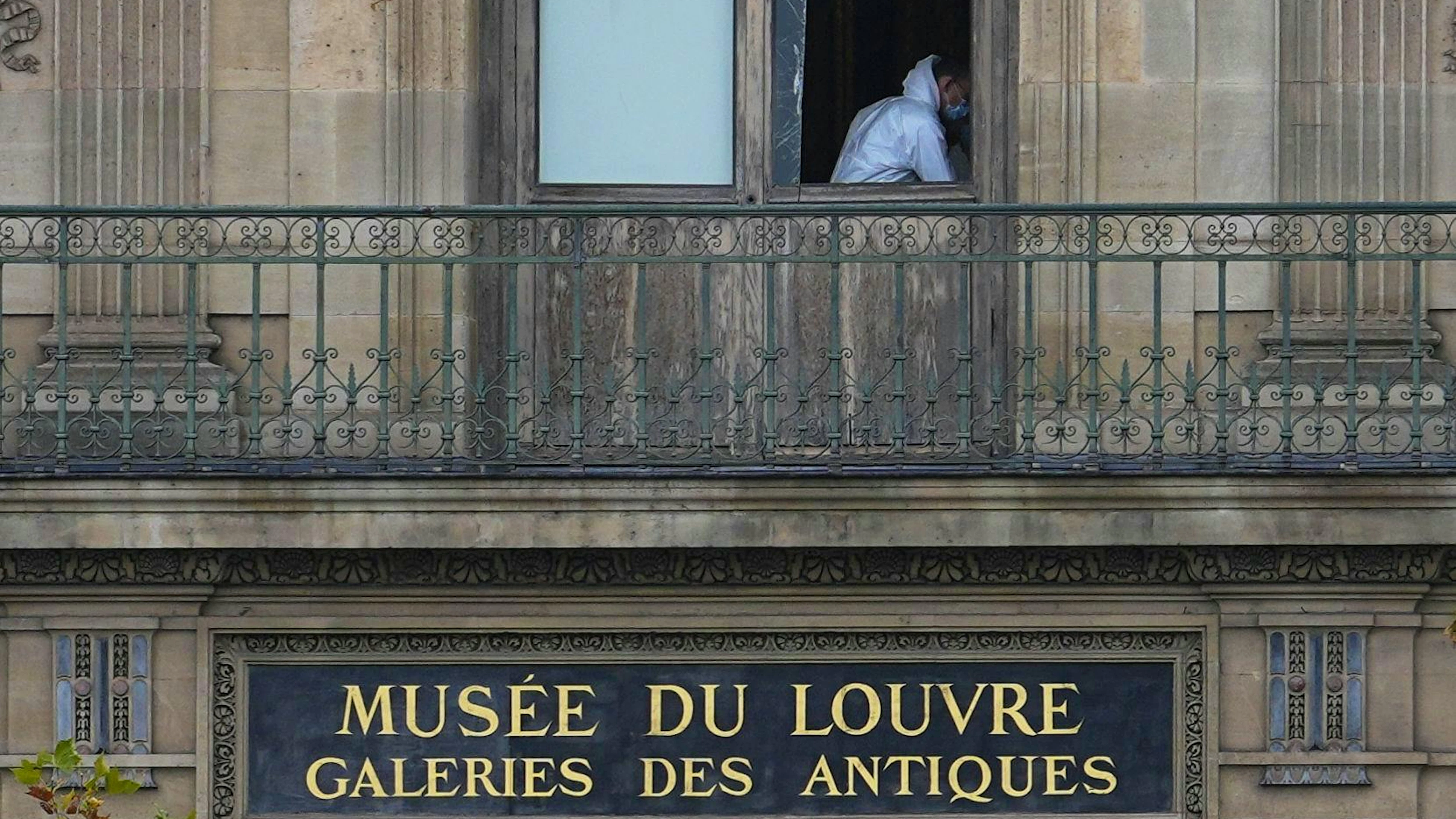 Ein Polizist nach dem Raub im Louvre. (19. Oktober 2025)