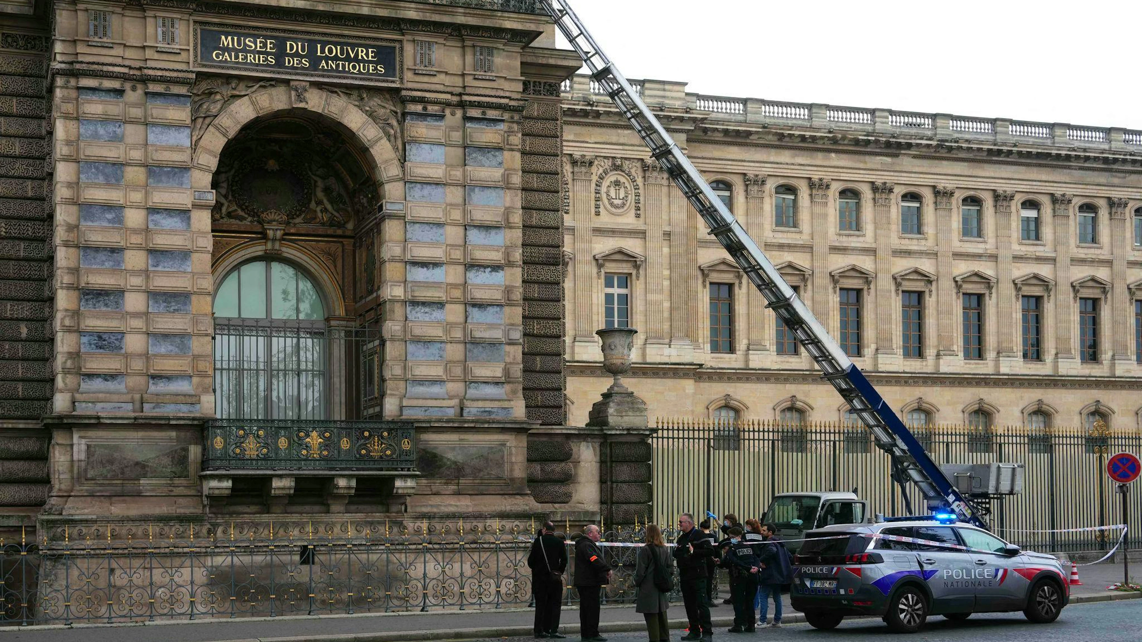 Die Räuber kamen per Motorroller und liessen sich am helllichten Tag in einem auf einem Transporter installieren Lastenkorb bis zum Apollon-Saal des Louvre hieven, wo die Napoleon-Kollektion ausgestellt wird.