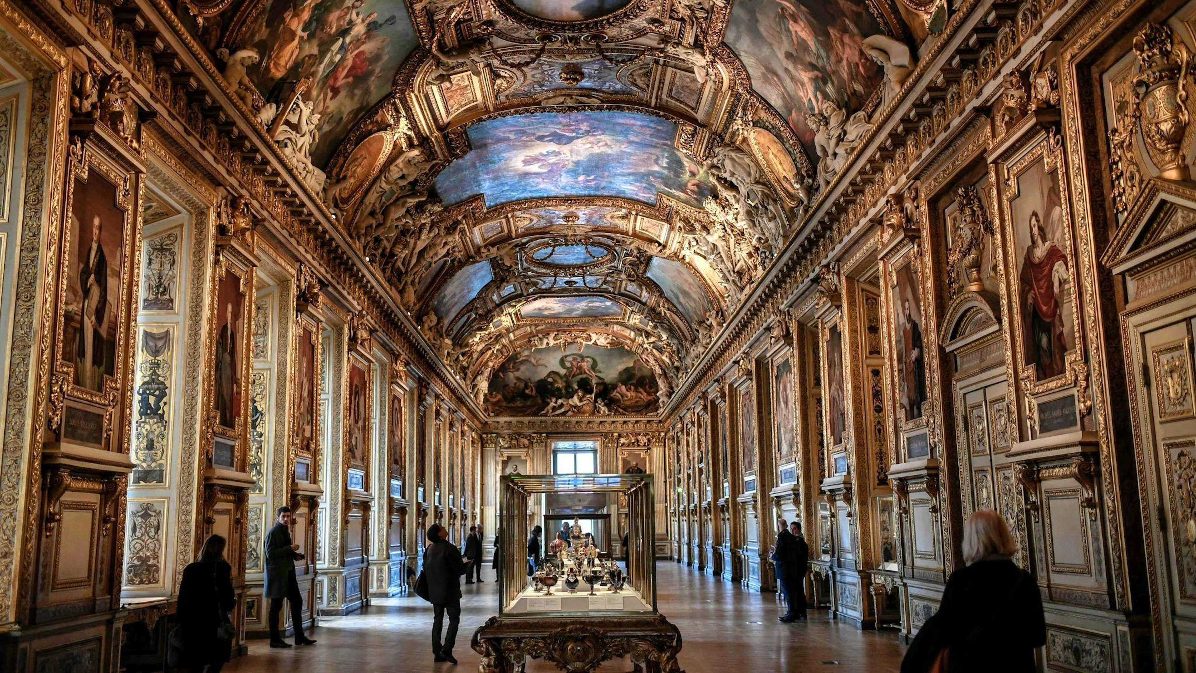 In der prachtvollen Galerie d'Apollon im Louvre wird kostbarer Schmuck ausgestellt. (Archivbild)