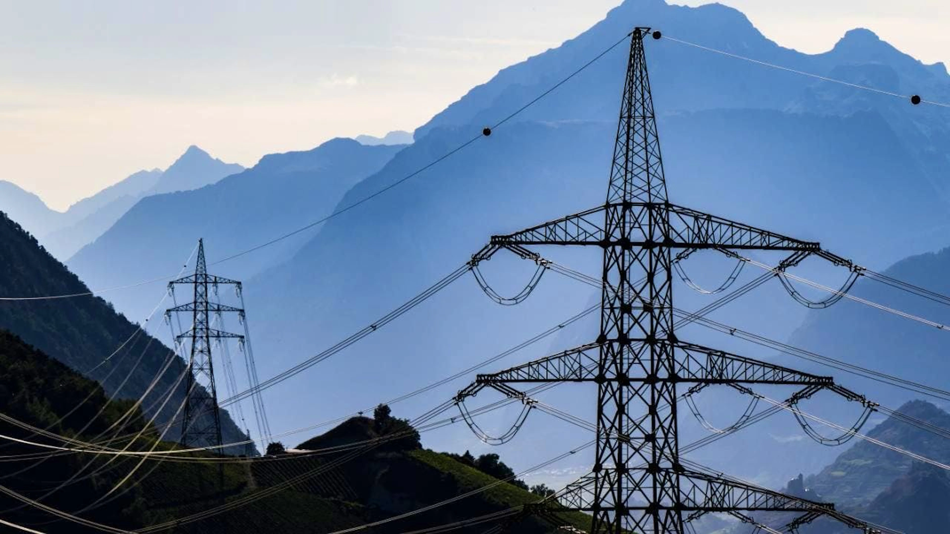 Les lignes électriques aériennes doivent avoir la priorité pour l'extension du réseau suisse de transport d'électricité, estime une commission parlementaire (archives).