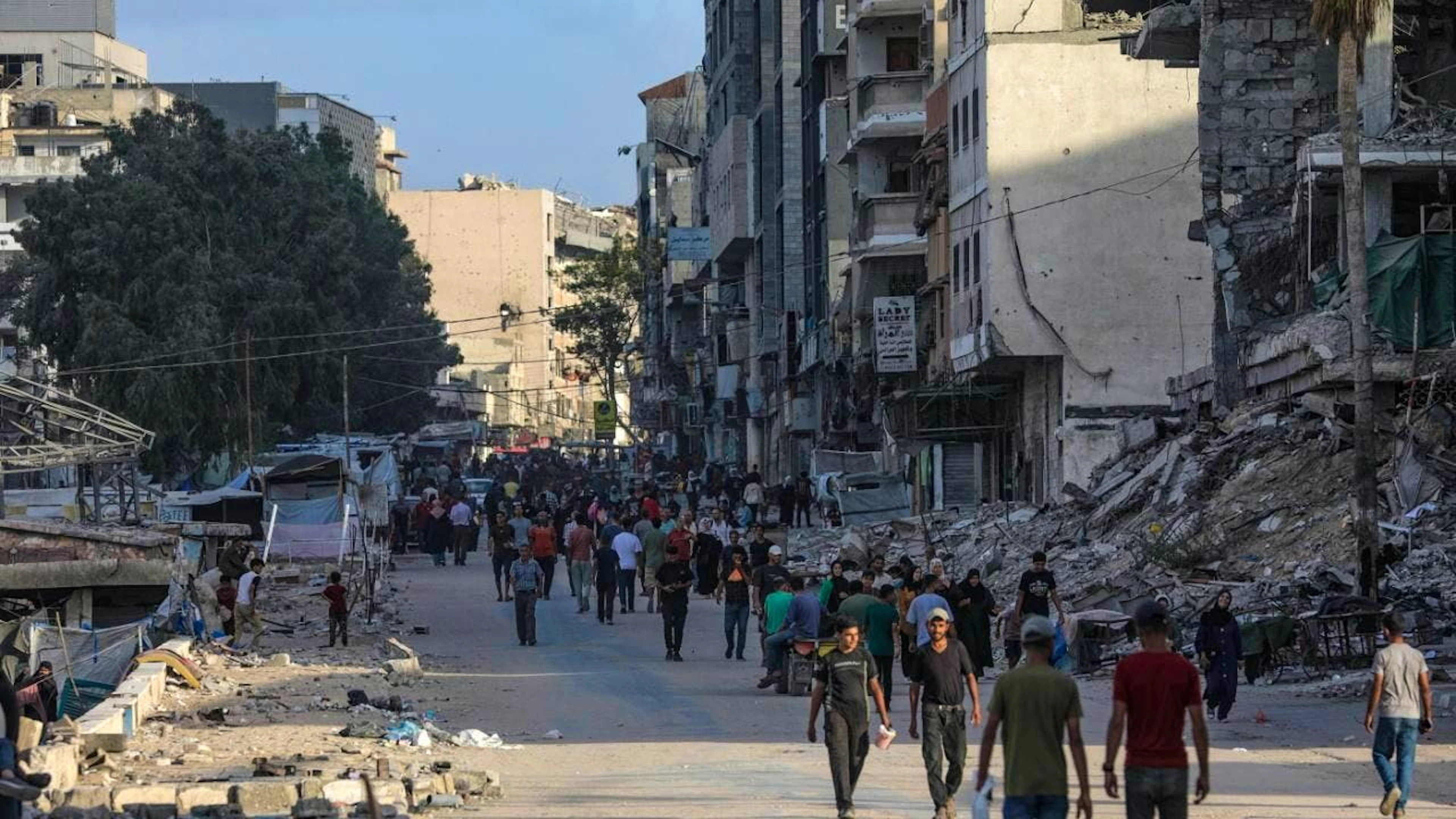 Non solo abitazioni e palazzi, anche ospedali e studi medici sono stati rasi al suolo dai bombardamenti.