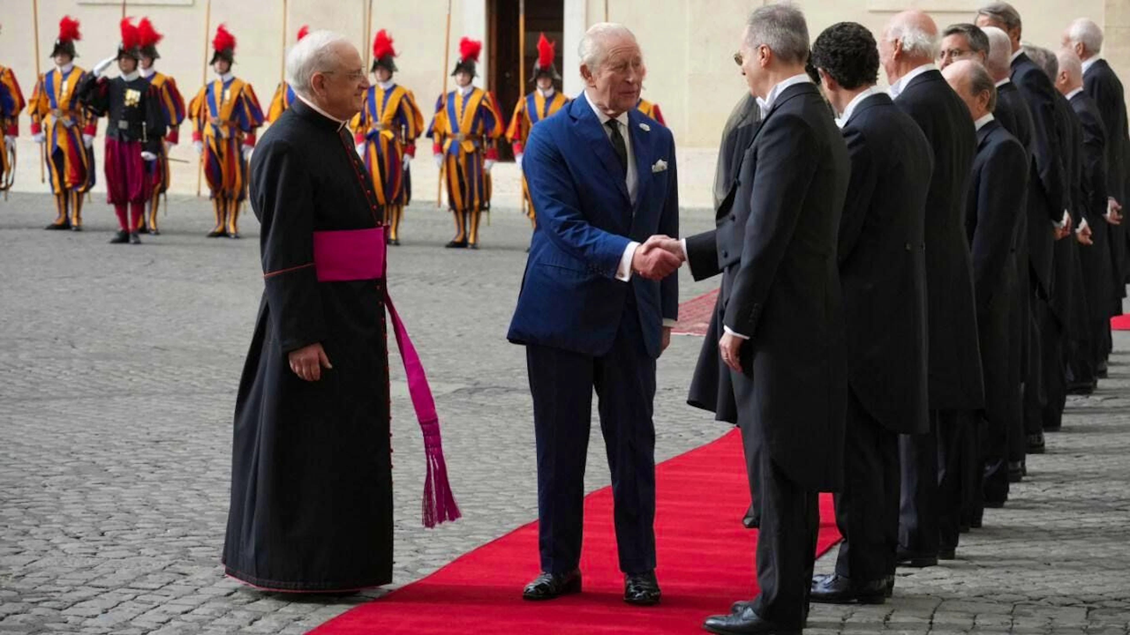 En tant que monarque, Charles III est le gouverneur suprême de l'Église d'Angleterre, née en 1534 lors de la rupture du roi Henri VIII avec l'Église catholique romaine.