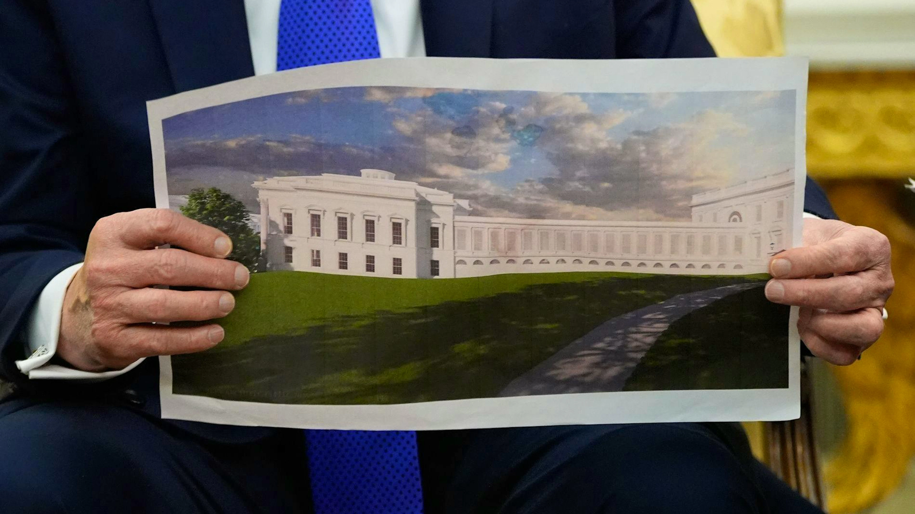 So soll der neue Ballroom im Weissen Haus aussehen: US-Präsident Donald Trump zeigte während seines Treffens mit Nato-Chef Mark Rutte am 22. Oktober 2025 im Oval Office ein Rendering eines 3D-Modells des Gebäudes.