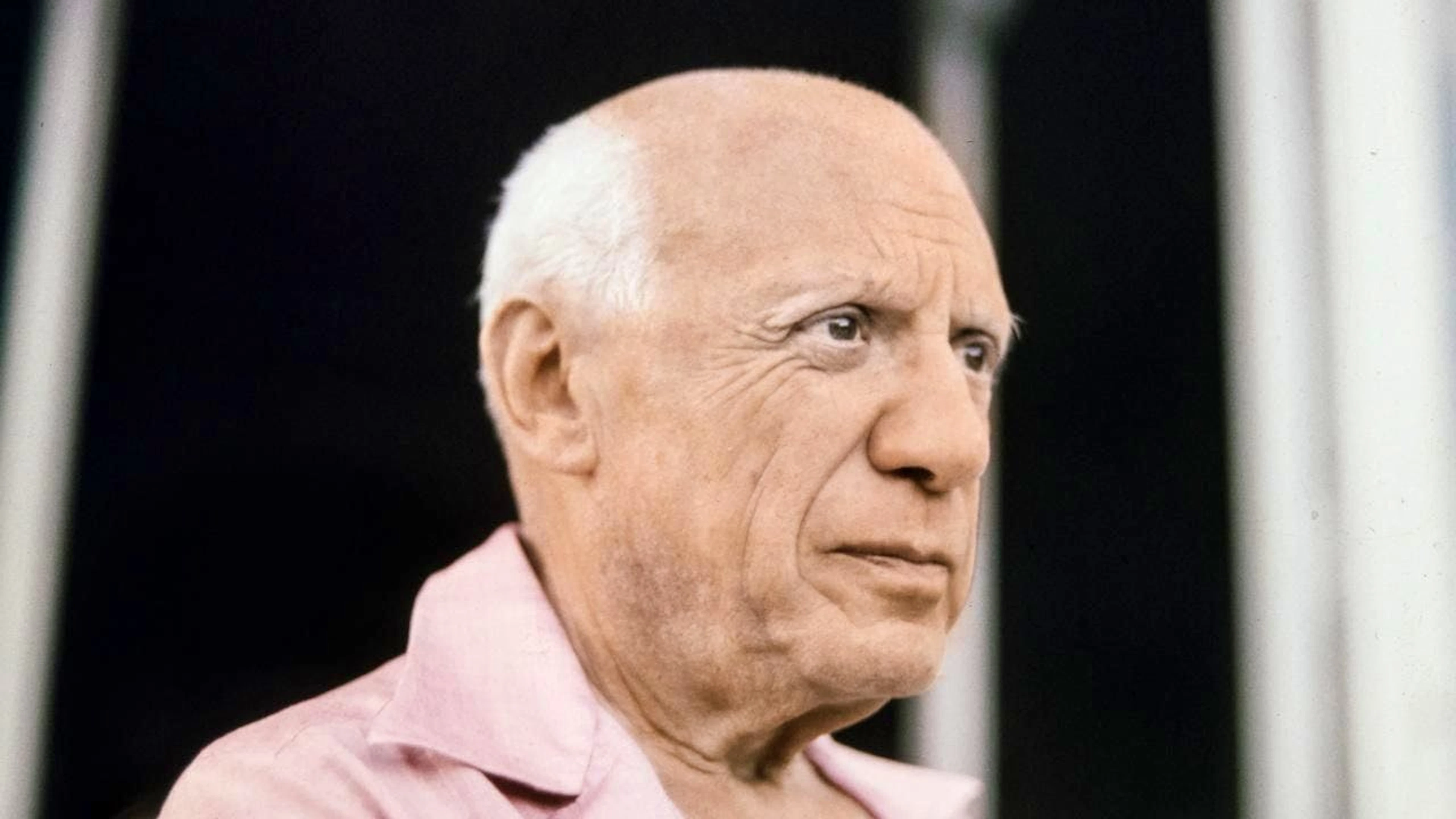 Pablo Picasso - in un'immagine del 1951 - ha realizzato Naturaleza muerta con guitarra nel 1919.