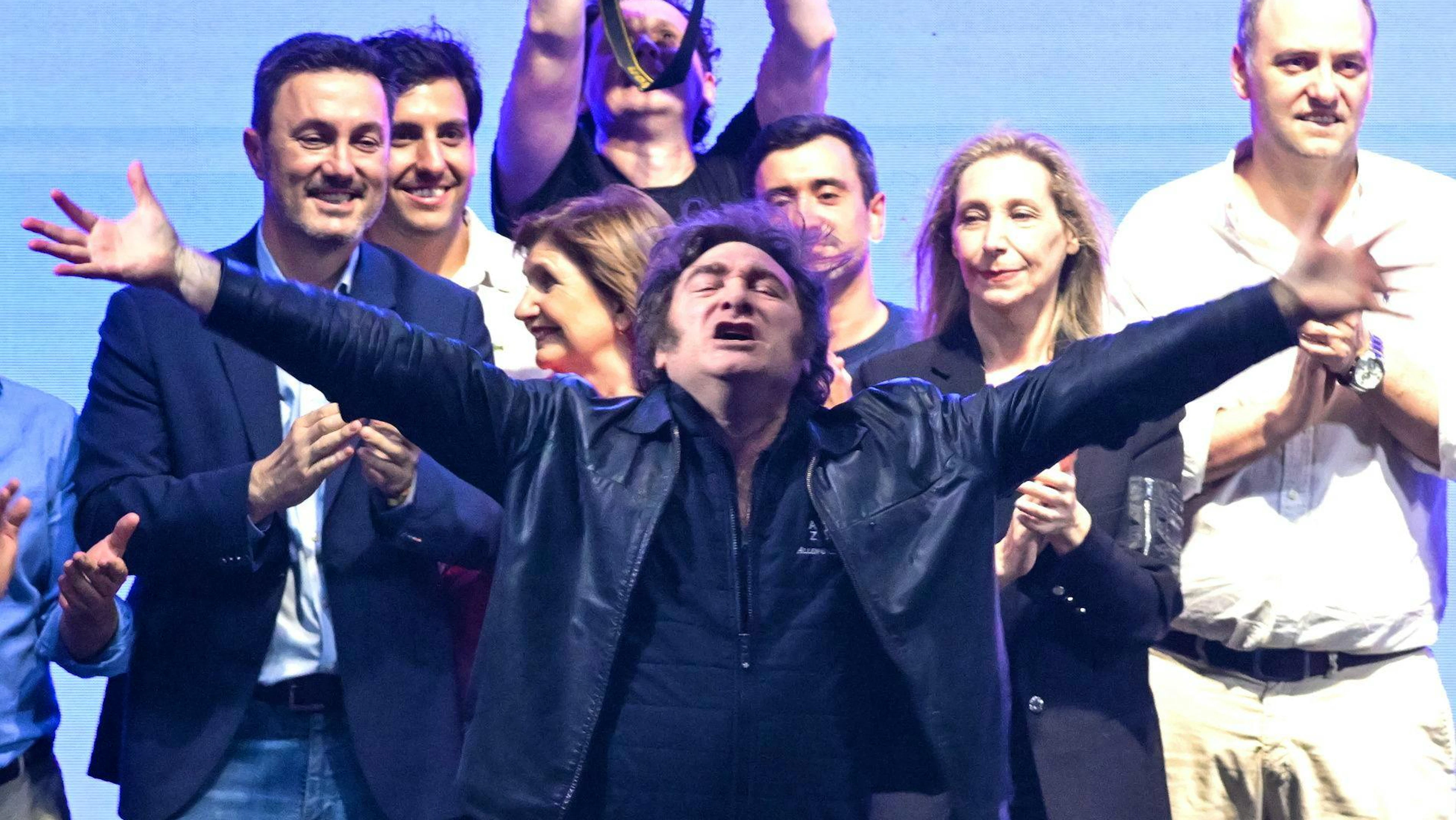 Sur scène, beaucoup de rock et une arrivée tonitruante du président, qui a fendu la foule avant d'hurler «Je suis le lion!» (tube de hard rock argentin). Ces ingrédients habituels de ses meetings ont enthousiasmé un public acquis à sa cause.