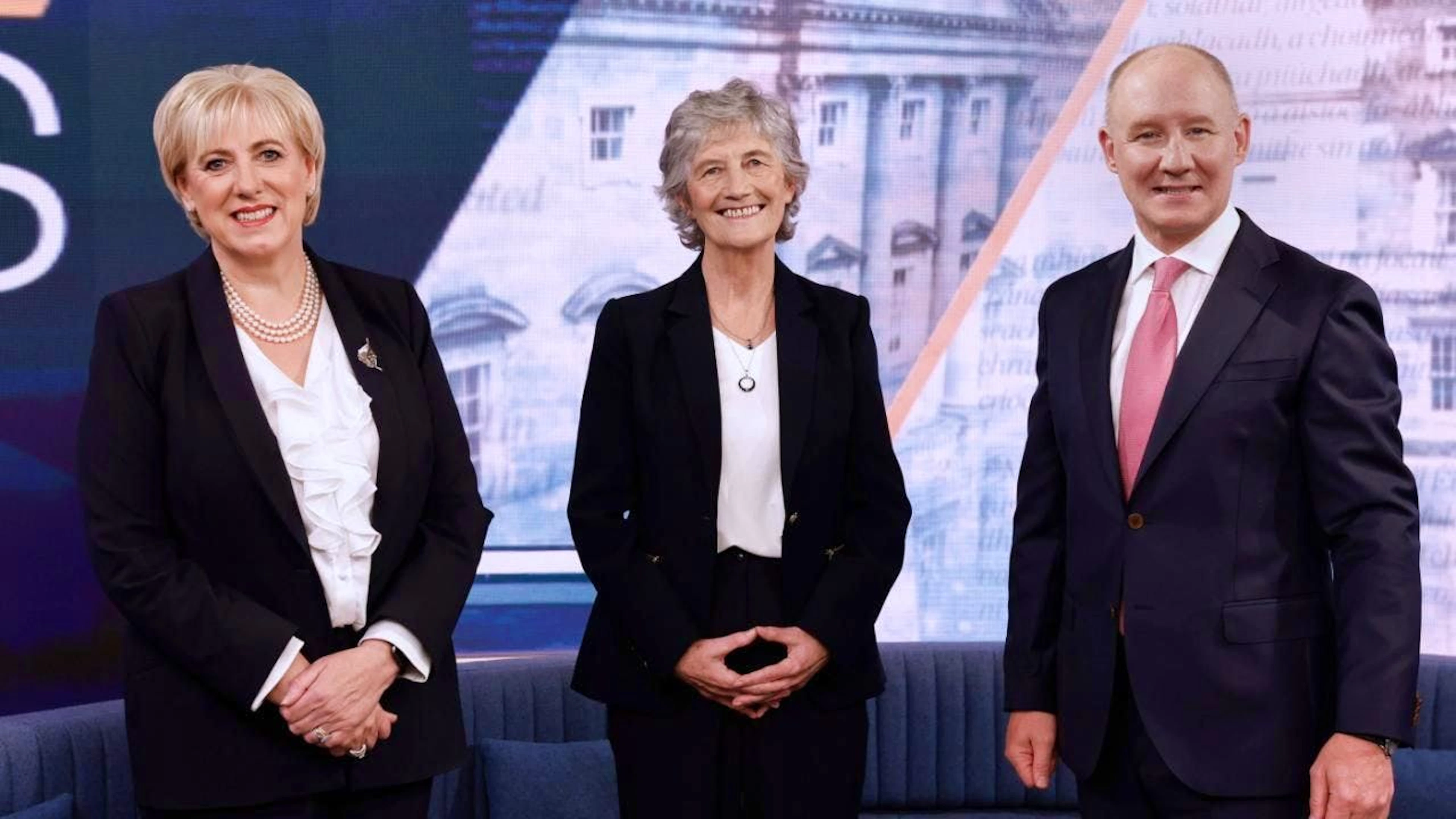 La candidate indépendante de gauche Catherine Connolly (au centre) sera la prochaine présidente de l'Irlande.