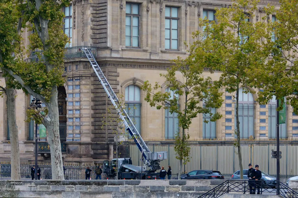 DNA-Spuren führen zu Festnahme von zwei Louvre-Räubern – Hoffnung auf ...