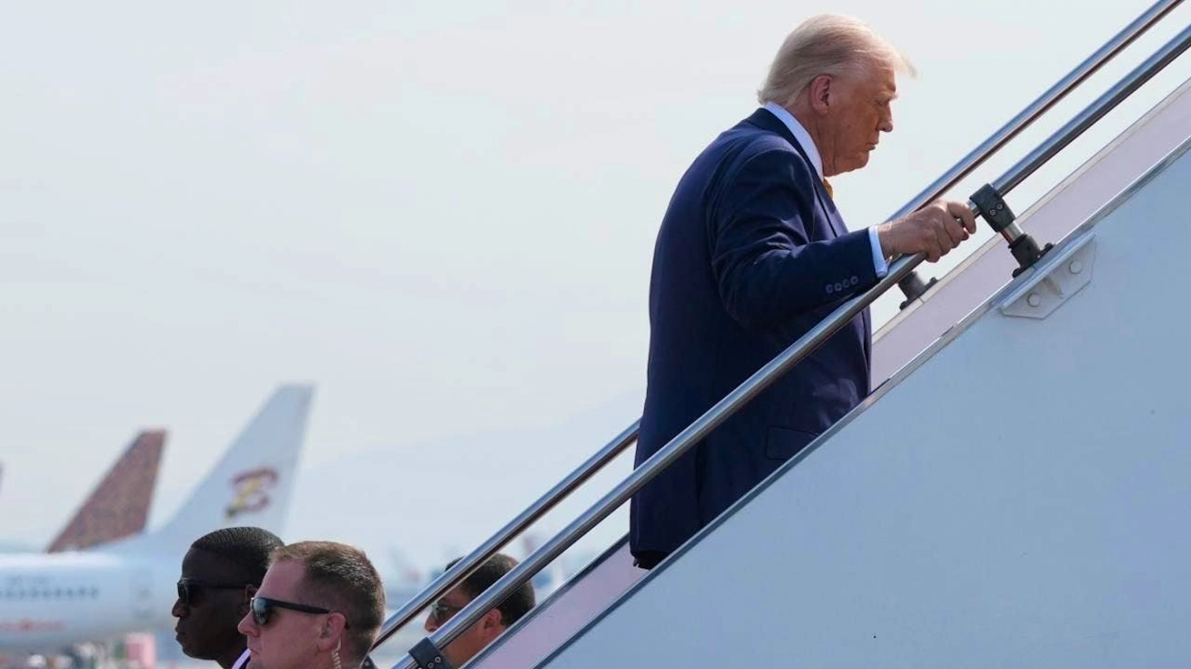 Donald Trump à bord d'Air Force One affirme que Poutine devrait plutôt mettre fin à la guerre que de se vanter de l'essai réussi de son nouveau missile.
