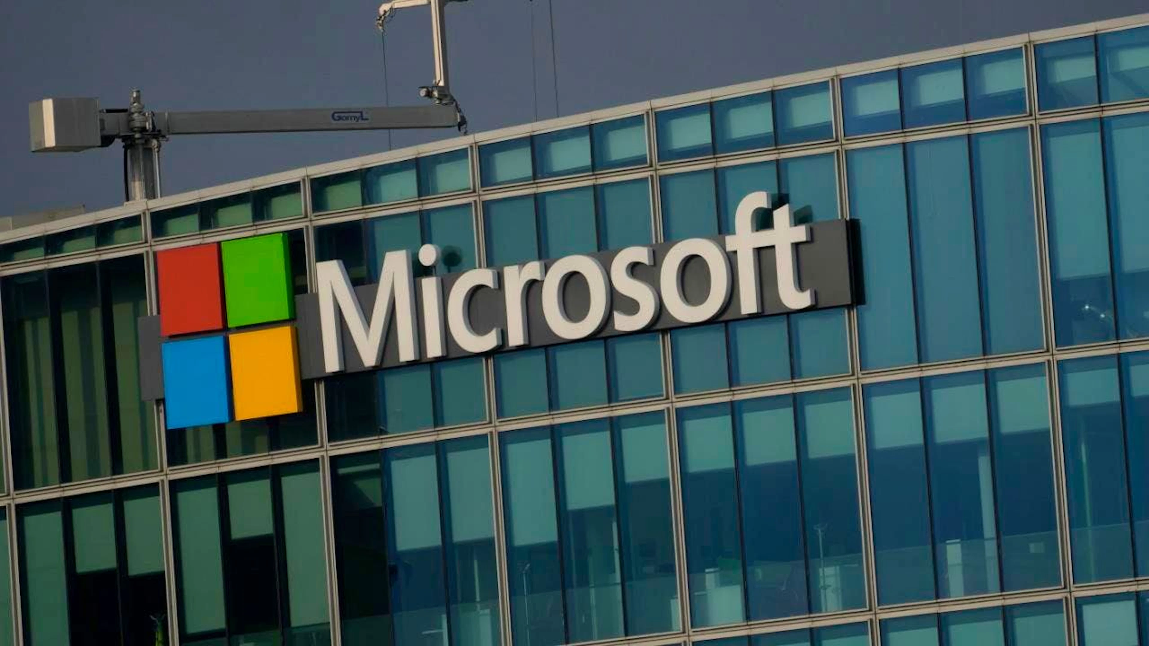 Dans le cadre du nouvel accord passé entre les deux partenaires, OpenAI s'est engagé à acheter pour 250 milliards de dollars de capacités supplémentaires pour développer son intelligence artificielle (IA) à la plateforme Azure de Microsoft, dédiée à l'informatique à distance (cloud).