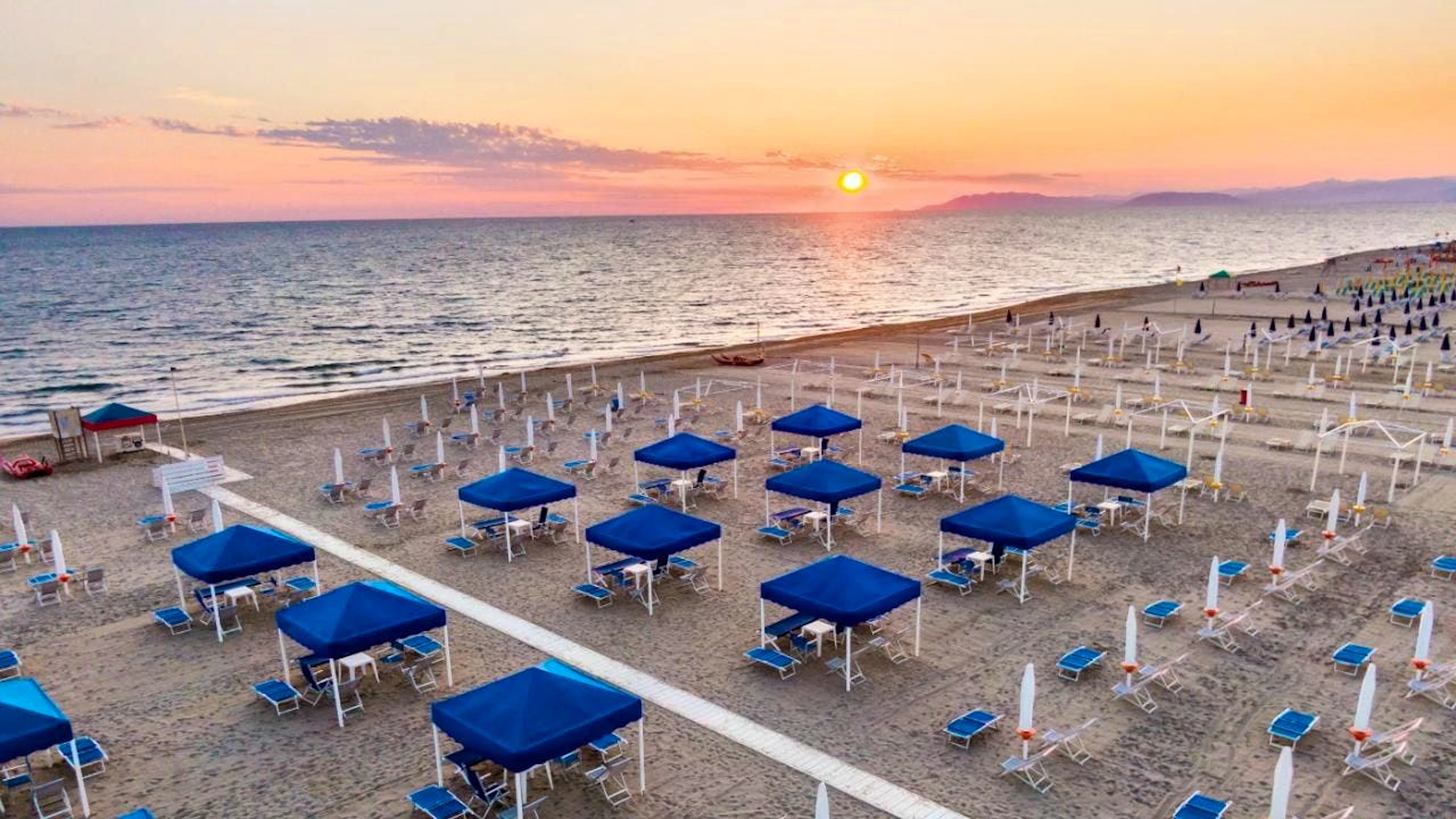 In Italia troppi stabilimenti abusivi e poche spiagge libere, le autorità intervengono