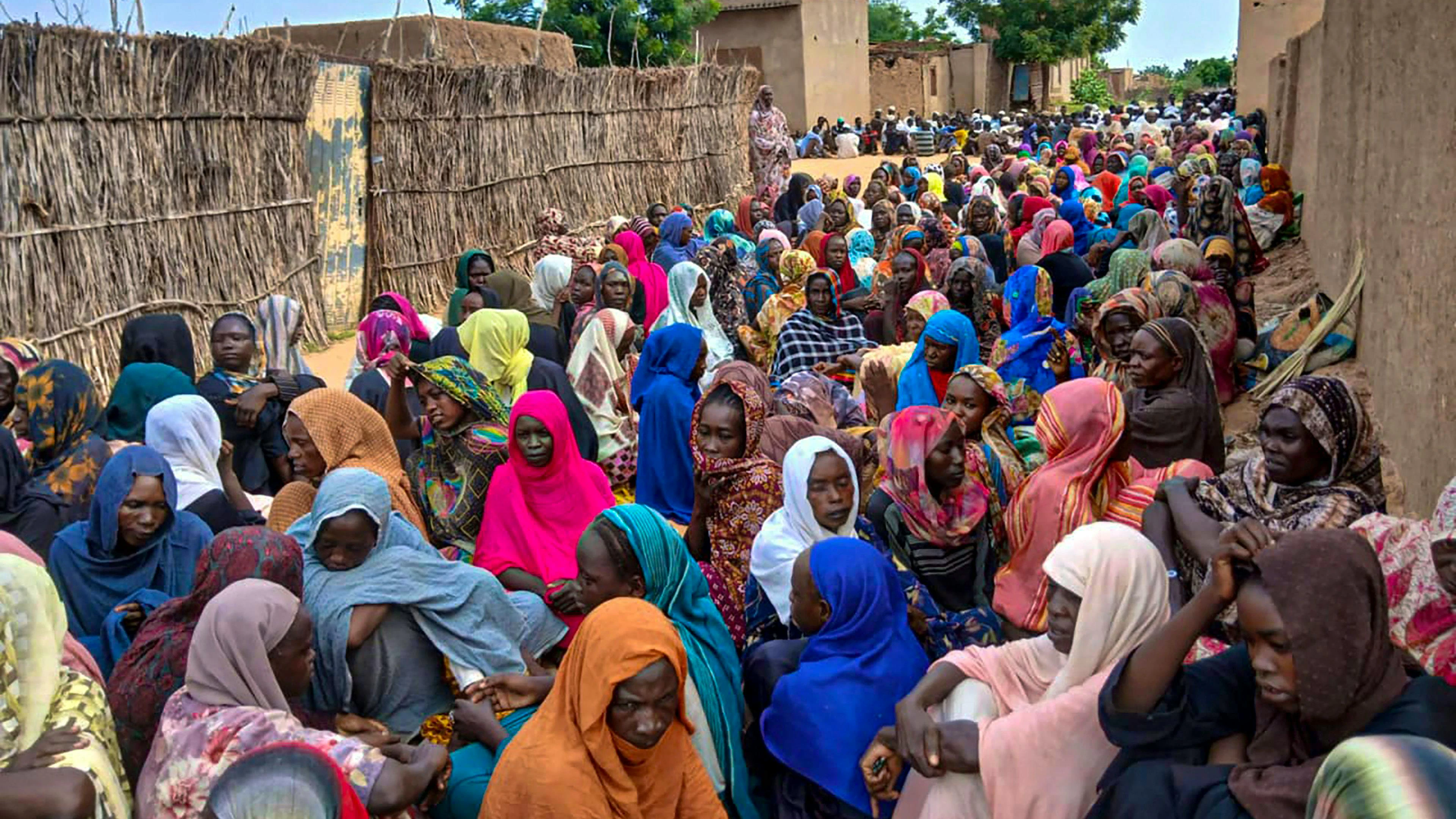 Des habitants du Soudan se rassemblent pour recevoir des repas gratuits à Al Fasher, ville assiégée depuis plus d’un an par les Forces de soutien rapide (RSF) dans la région du Darfour, le 11 août 2025. Le 27 octobre 2025, le gouverneur du Darfour, allié à l’armée soudanaise, a appelé à la « protection des civils » après que les RSF ont affirmé avoir pris le contrôle de la ville frappée par la famine.