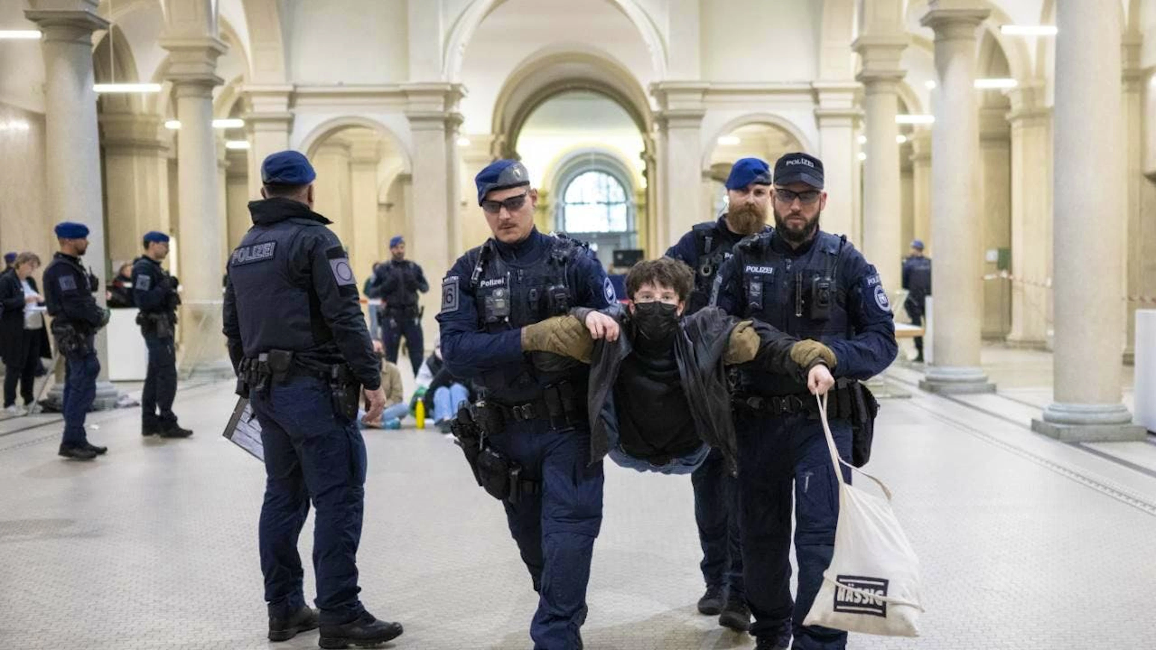 Diversi agenti di polizia hanno disperso i manifestanti, portandoli anche di peso fuori dall'istituto.
