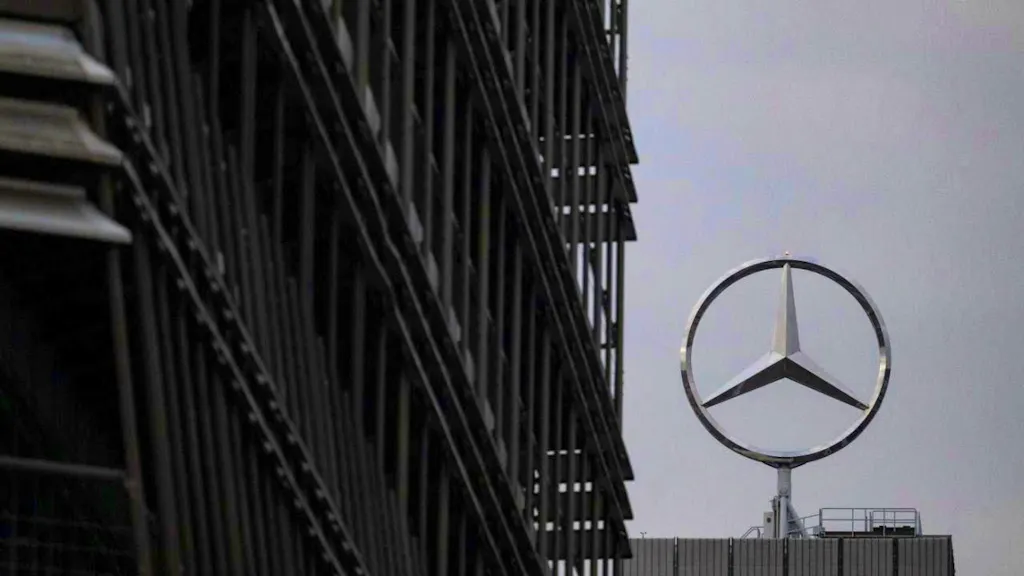 Mercedes profit collapses