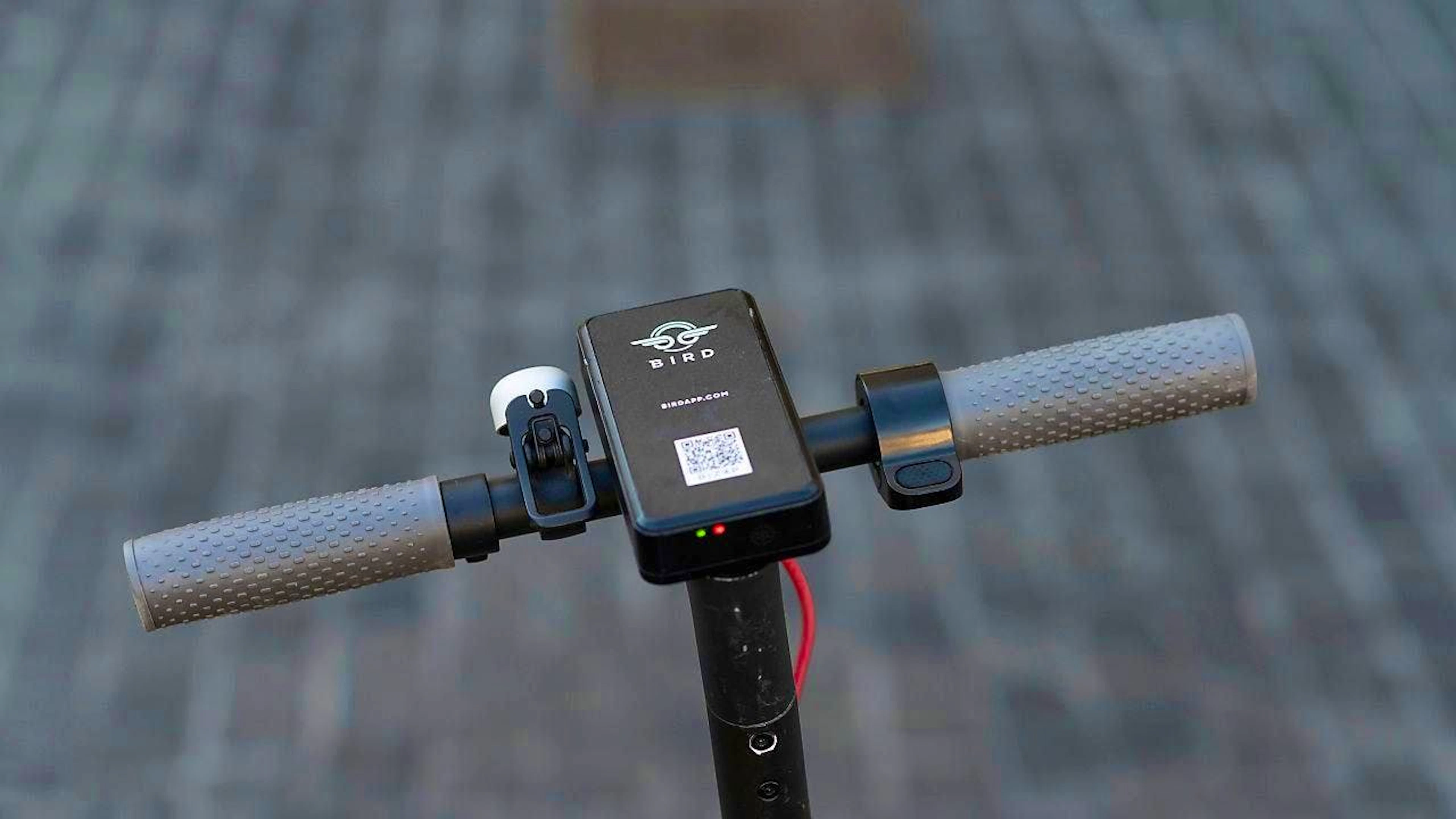 Mit E-Scootern haben vier Jugendliche einen Familienvater terrorisiert. (Symbolbild)