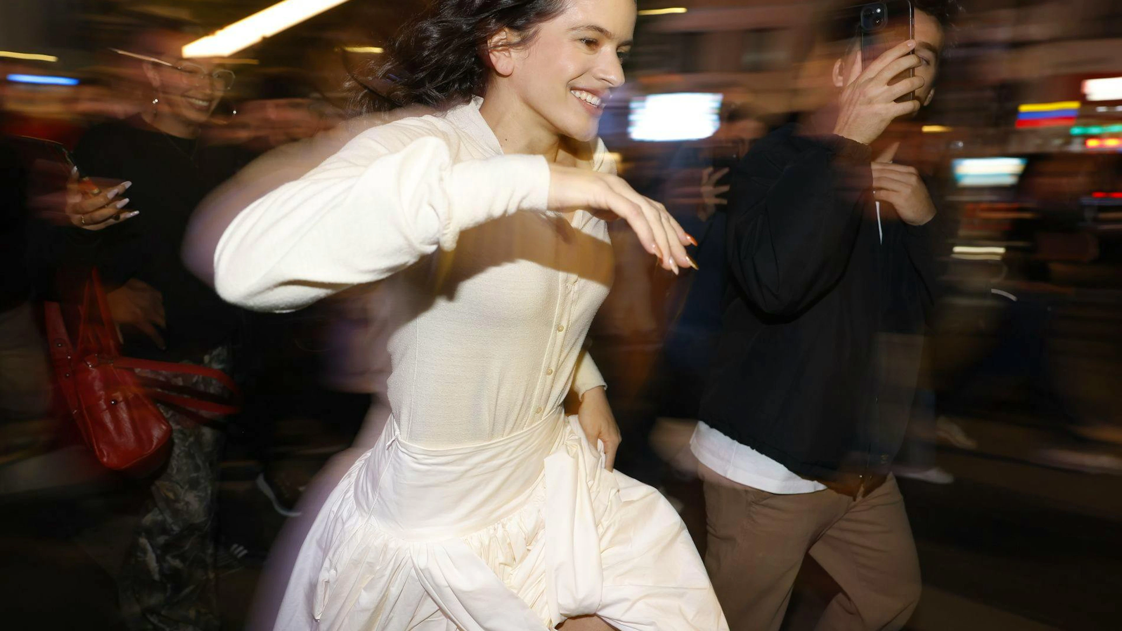 Rosalía rennt am 20. Oktober durch Madrid, um ihr neues Album anzukündigen.
