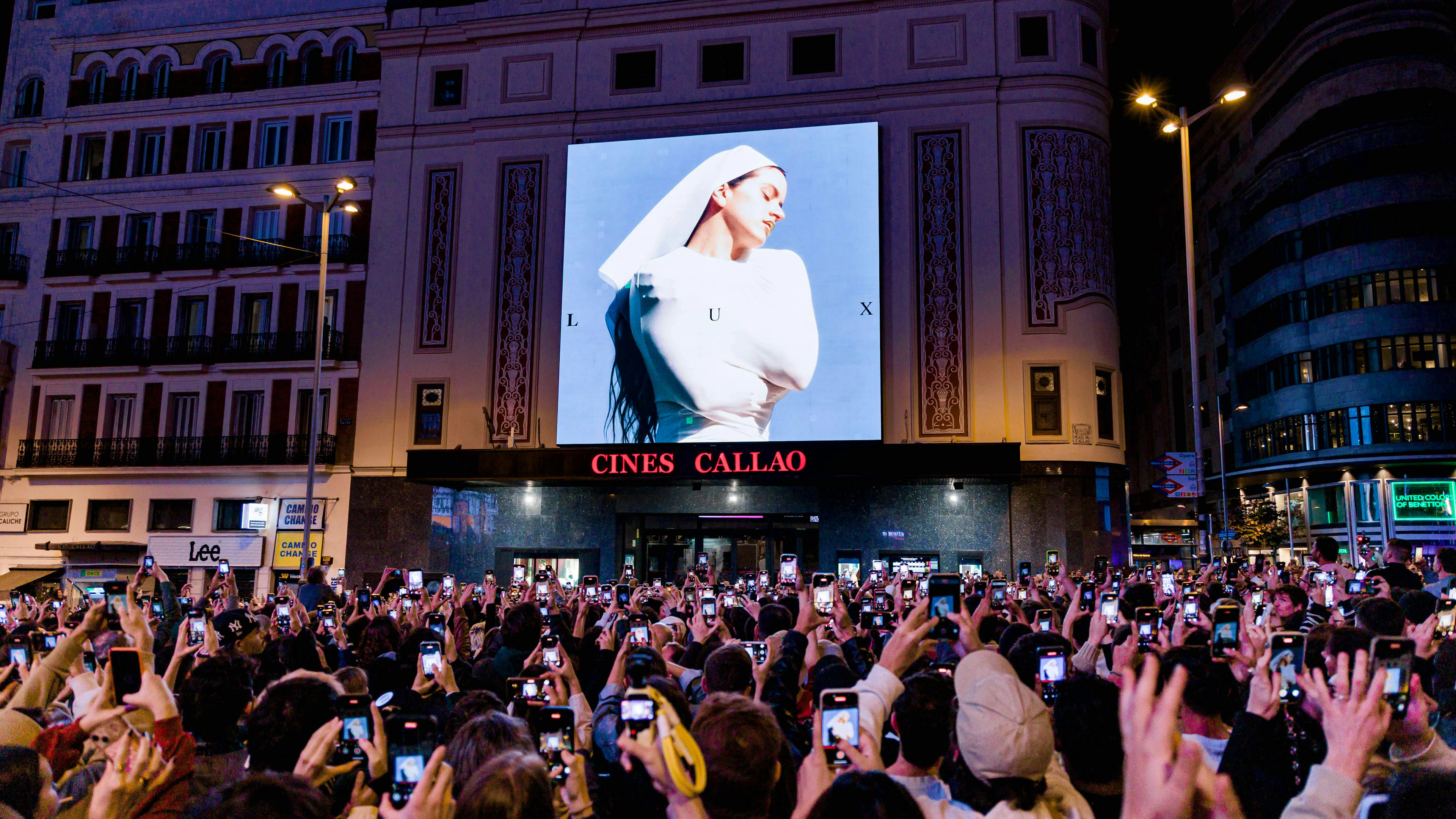Das Album «Lux» von Rosalía wurde Mitte Oktober 2025 auf dem Plaza de Callao in Madrid angekündigt.