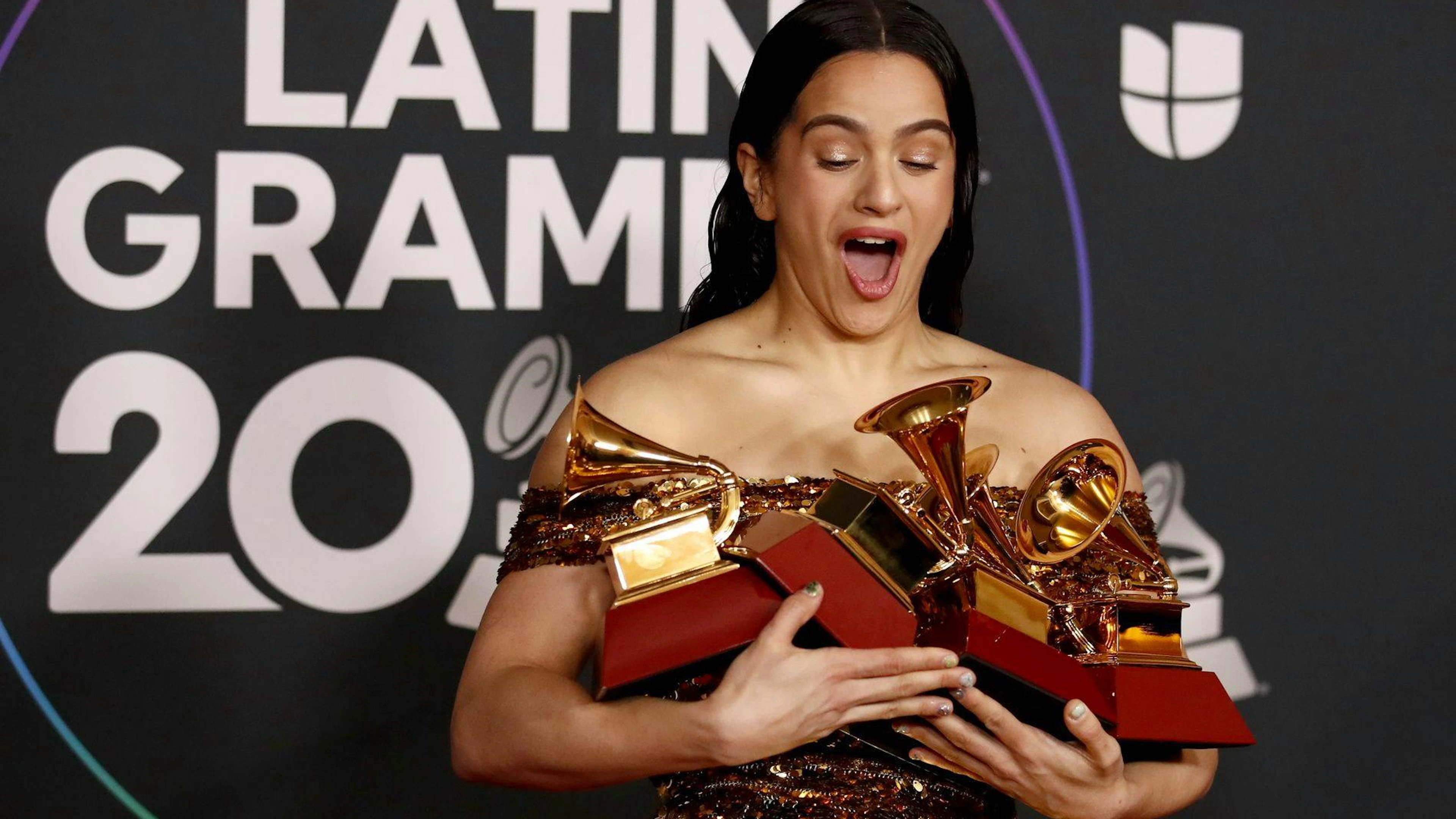 Rosalía an den Latin Grammys 2022. Vier Auszeichnungen nimmt sie in dem Jahr nach Hause.