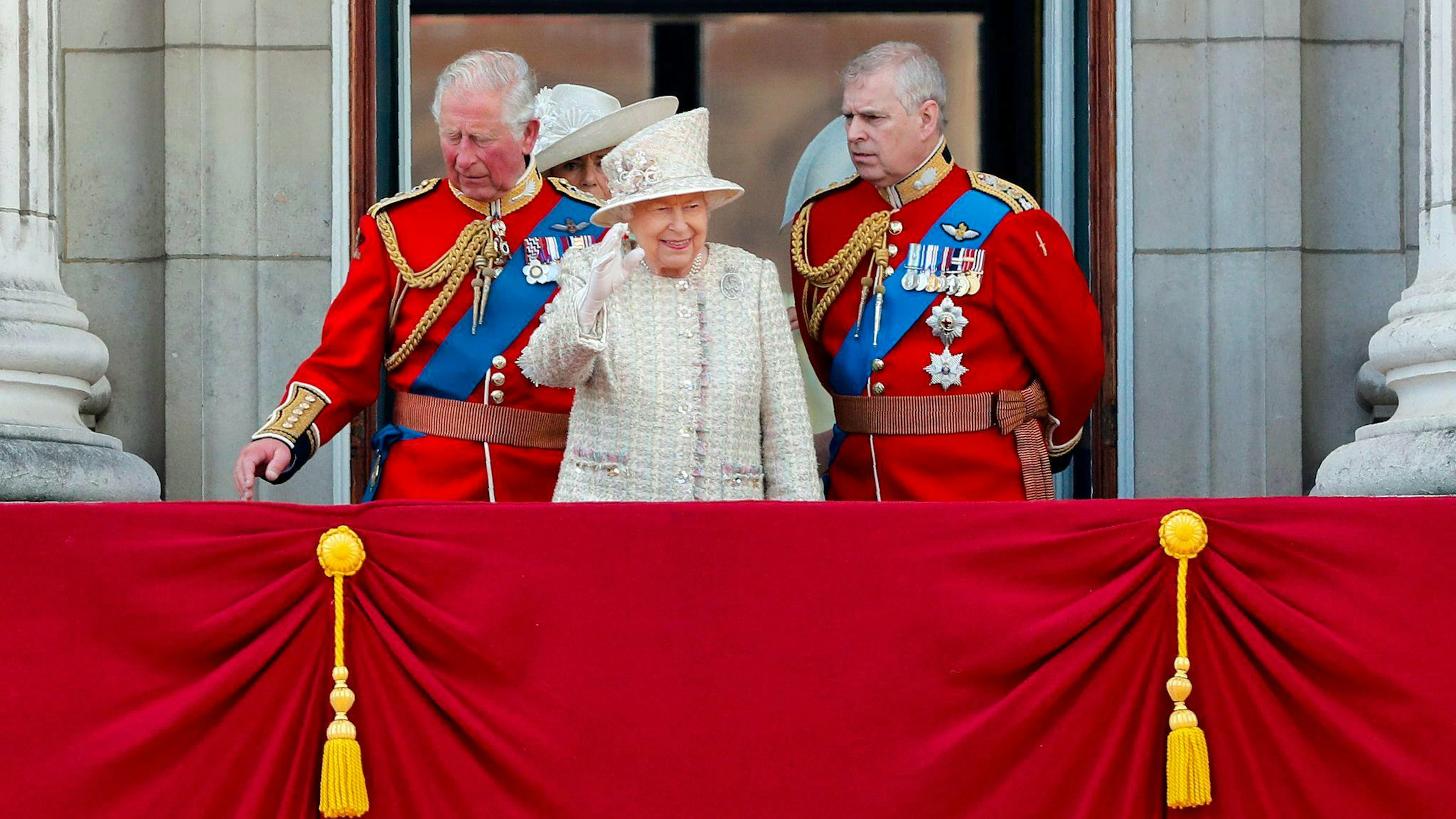 Damals war er noch Herzog von York: Andrew (rechts) mit seiner inzwischen verstorbenen Mutter, der Königin Elizabeth II., und seinem Bruder Charles. (Archivbild)