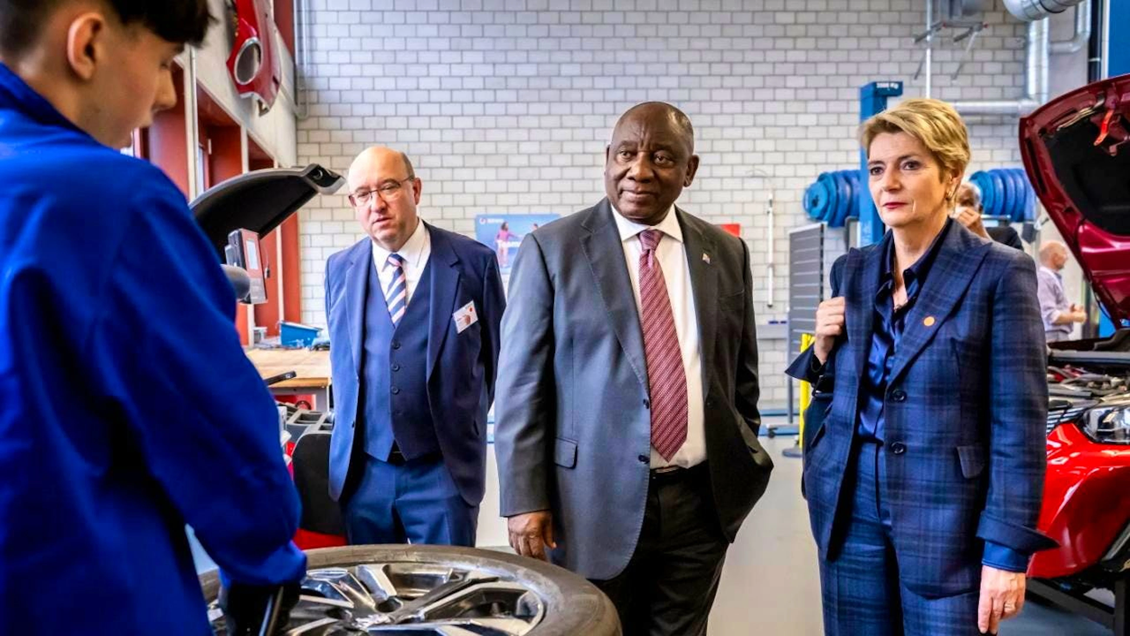 Avec la présidente de la Confédération Karin Keller-Sutter, le président sudafricain Cyril Ramaphosa a notamment visité, jeudi, un centre de formation professionnelle à Niederuzwil (SG).
