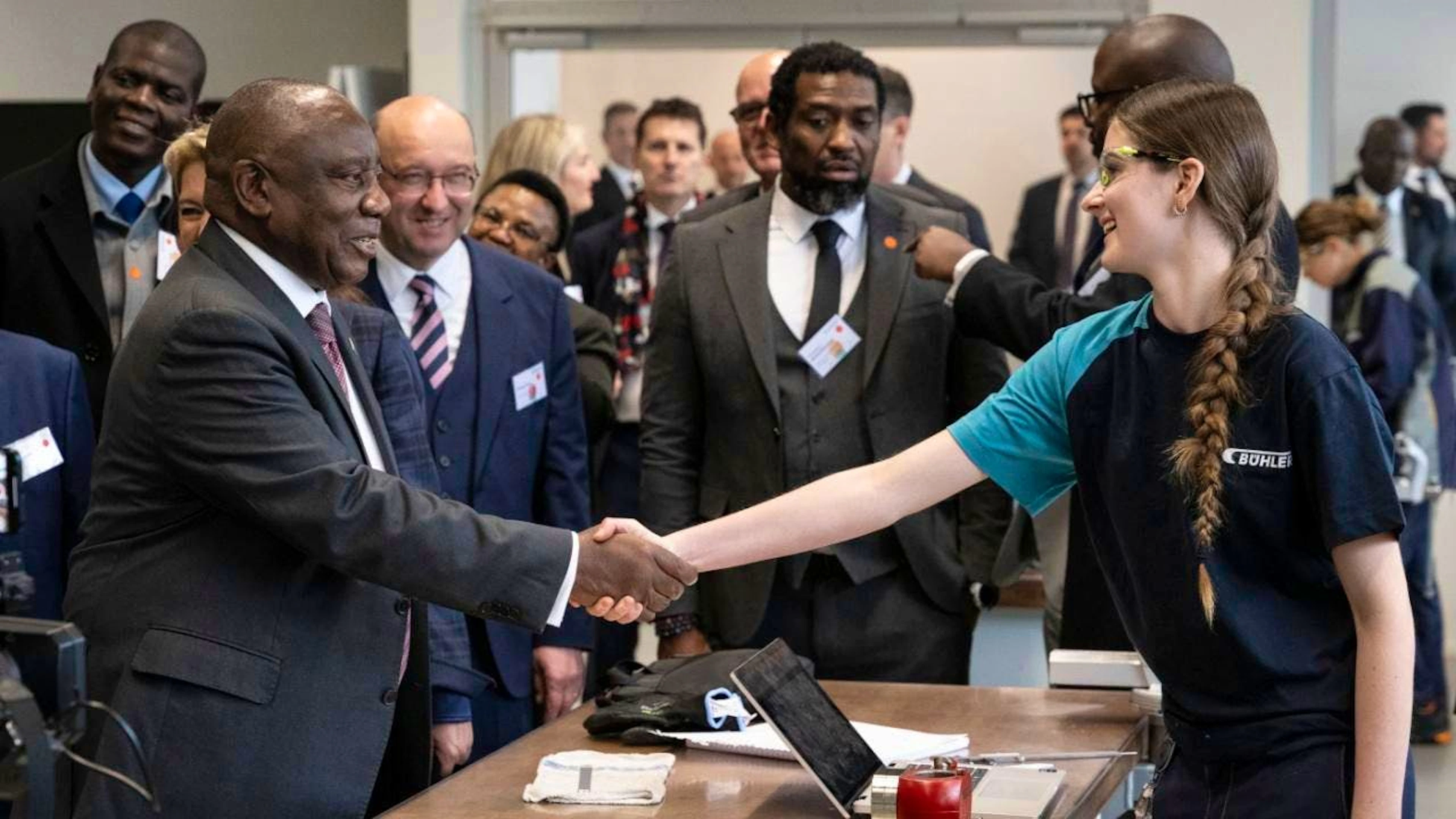 Au sein de l'entreprise Bühler, à Uzwil (SG), Cyril Ramaphosa a rencontré des apprenties et des apprentis.