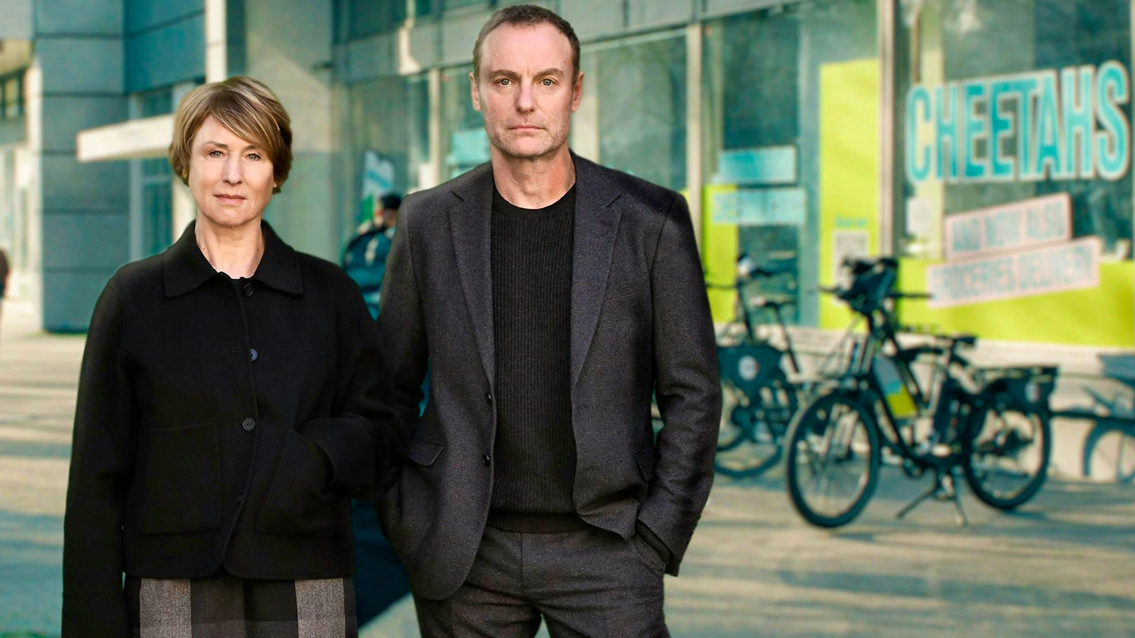 Die «Tatort»-Ermittler Susanne Bonard (Corinna Harfouch) und Robert Karow (Mark Waschke) suchen die Zentrale des Velokurierdienstes «Cheetahs» auf.
