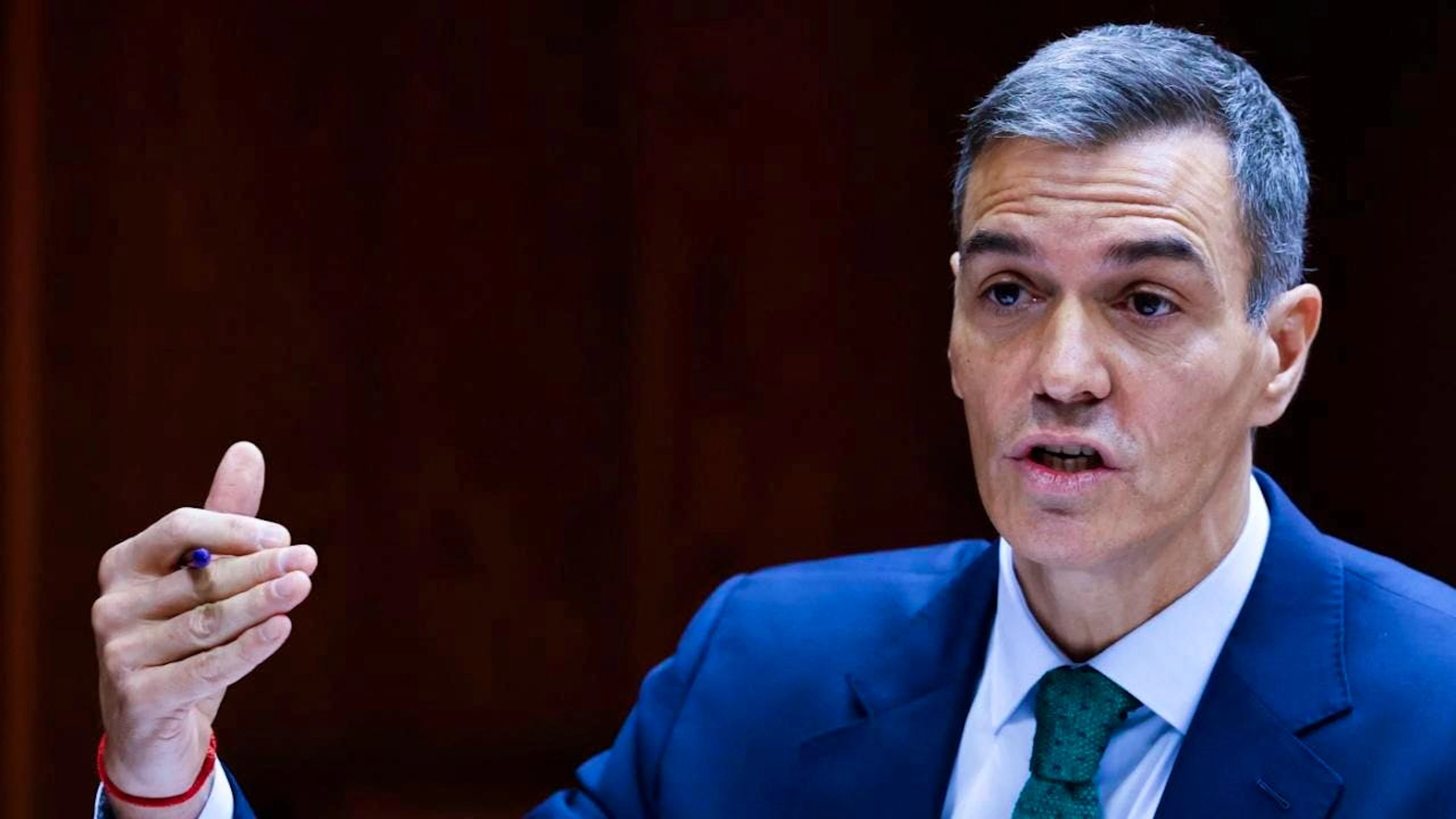 L'échange était tendu entre le Premier ministre espagnol Pedro Sánchez et la commission à laquelle il faisait face jeudi.