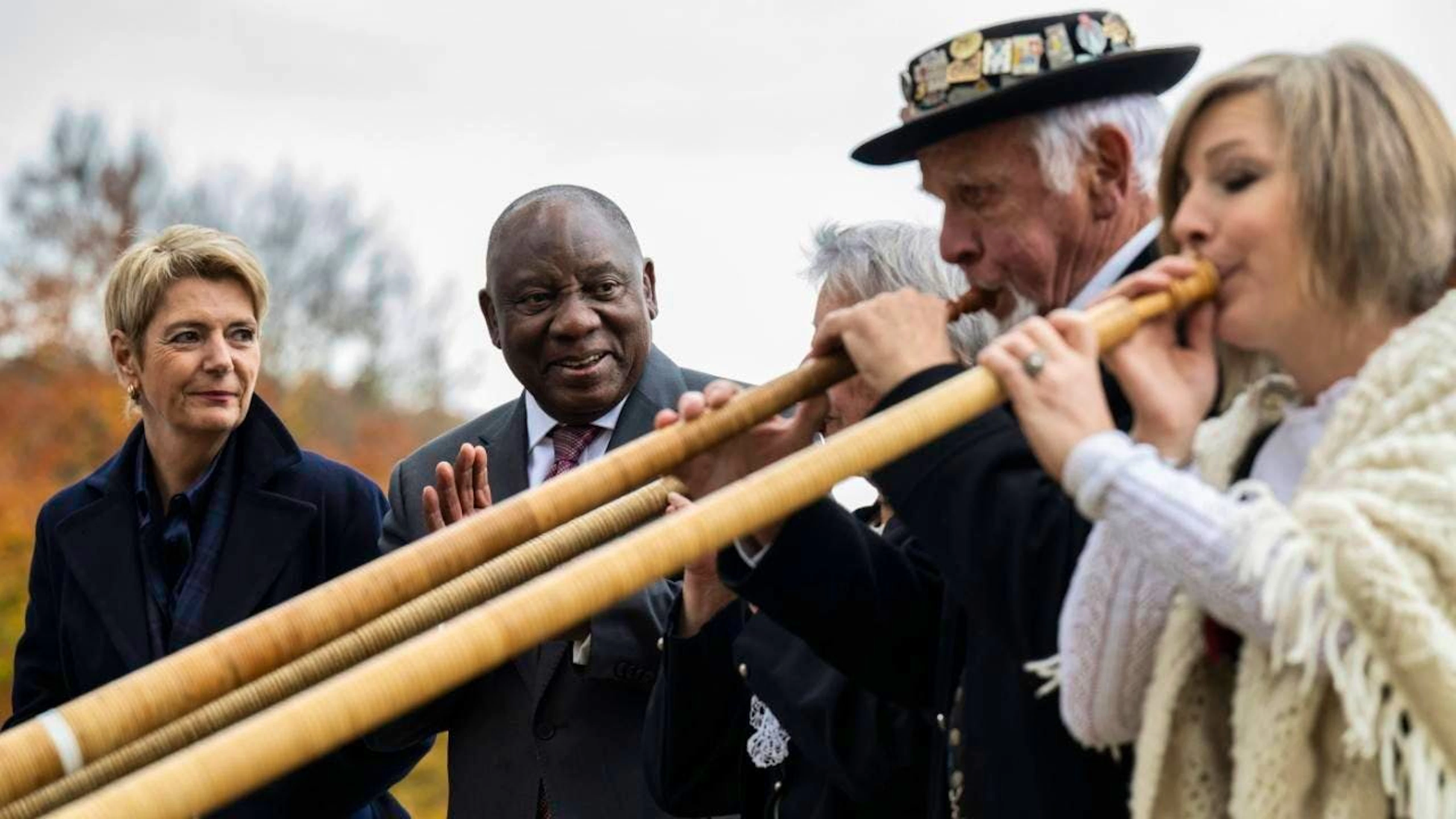 La présidente Keller-Sutter et le président Ramaphosa ont été accueillis par un trio de joueurs de cors des Alpes à Hauptwil (TG), où ils ont mangé à la mi-journée.