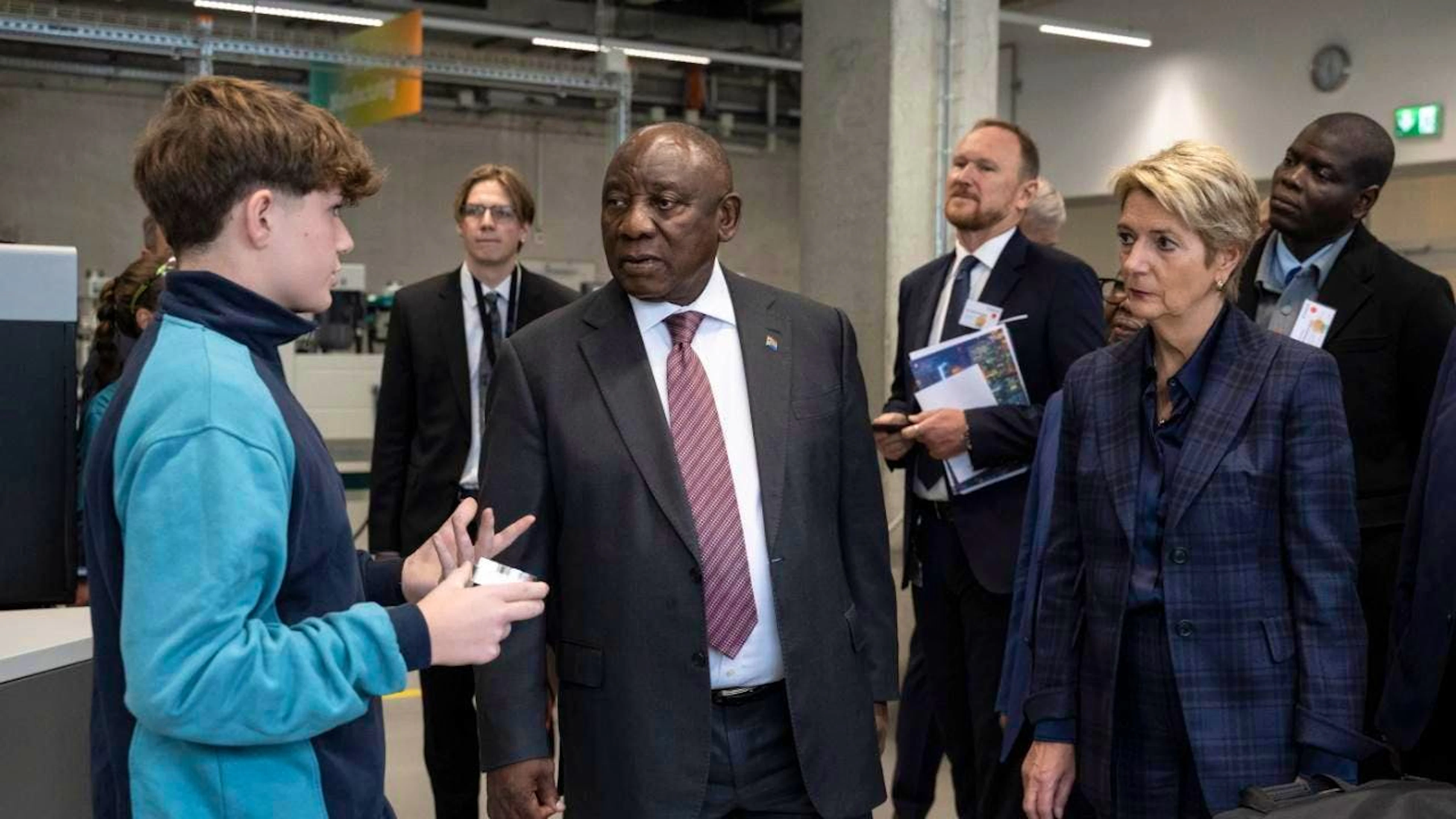 À Uzwil (SG), le président sud-africain a rencontré des apprentis au sein de l'entreprise Bühler.