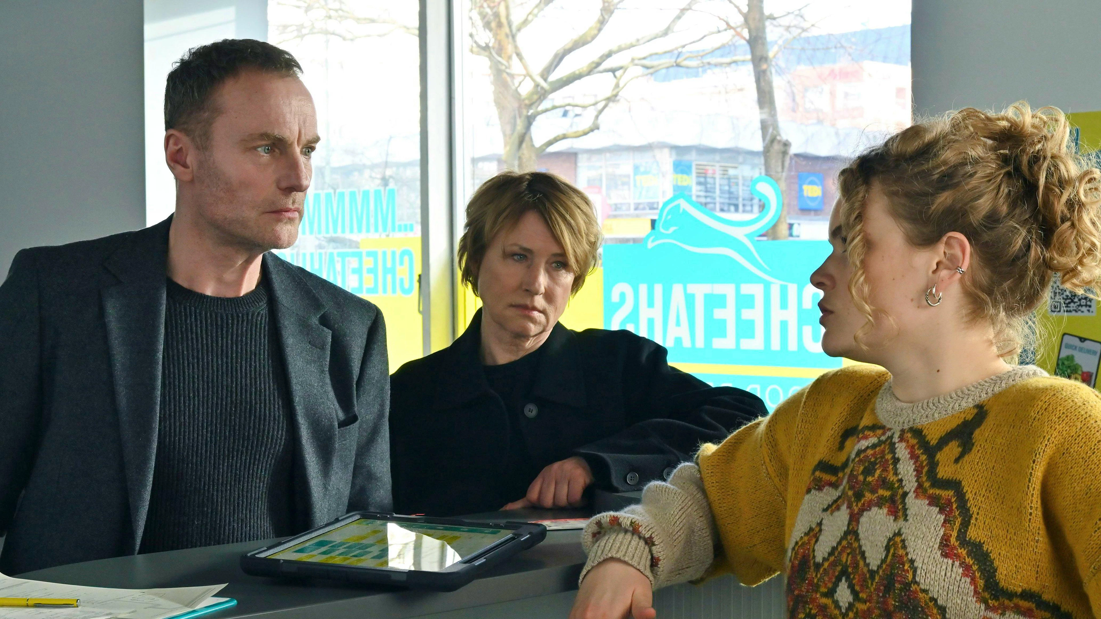 Robert Karow (Mark Waschke) und Susanne Bonard (Corinna Harfouch) finden bei der Velokurier-Einsatzplanerin (Leonie Krieg) wenig Empathie für die Fahrer.