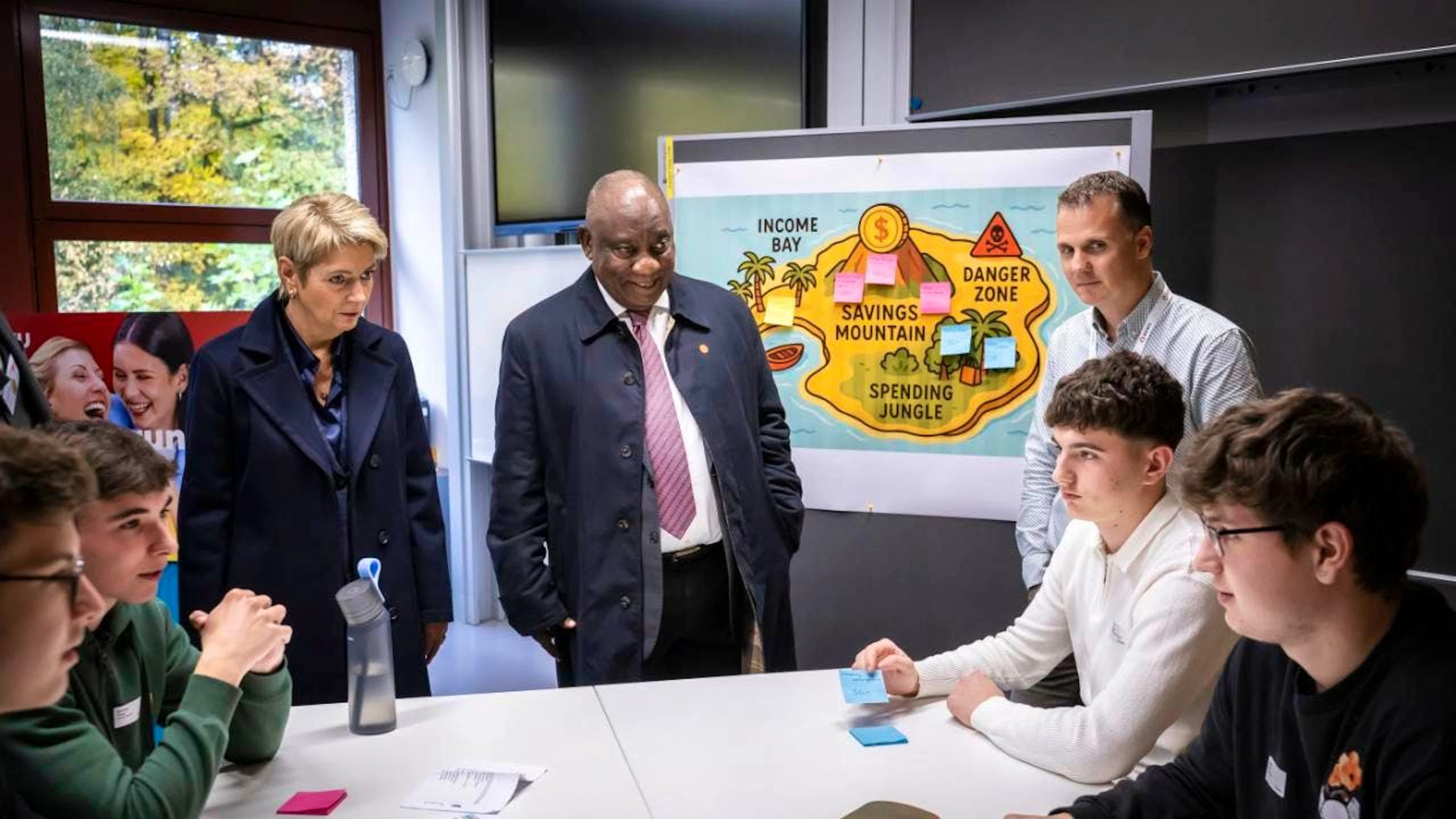 Karin Keller-Sutter et Cyril Ramaphosa ont rencontré, jeudi, des jeunes en formation à l'école professionnelle de Niederuzwil (SG).