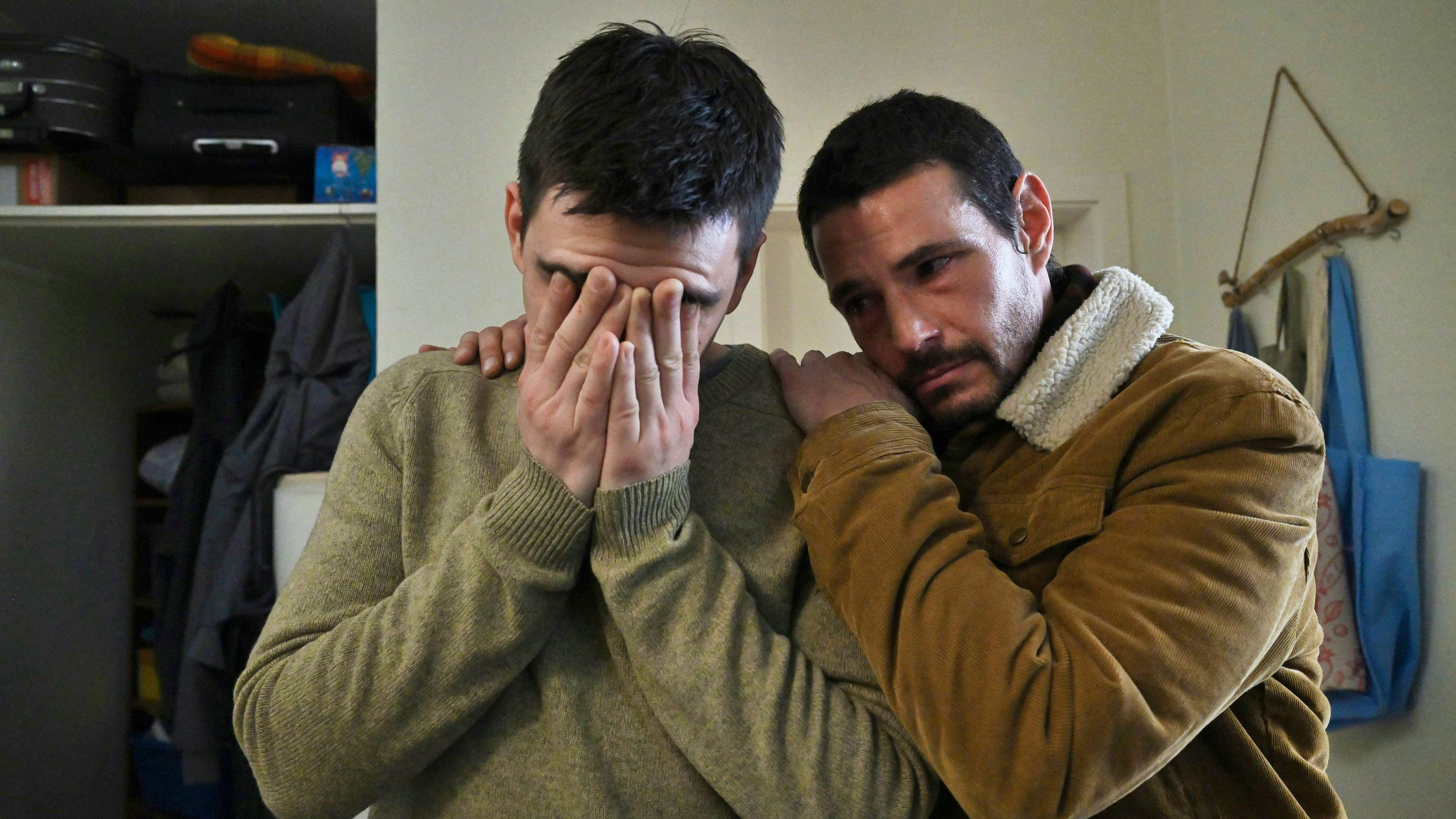 Die Angehörigen des Fahrers, sein Bruder Luis (Henry Morales, links) und Mitbewohner Gabriel (Alberto Wolf), sind am Boden zerstört nach der schrecklichen Nachricht des tödlichen Verkehrsdeliktes.