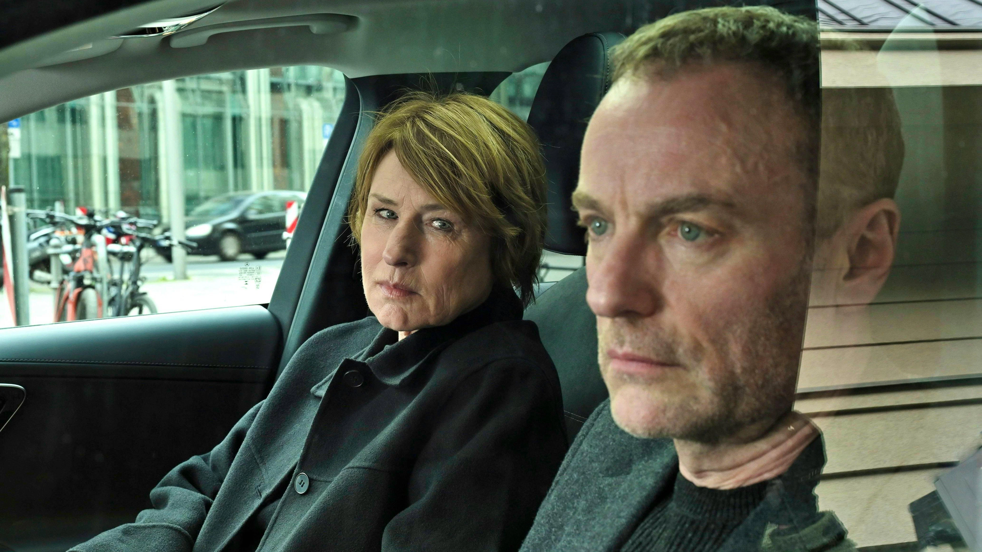 Tatort Bundesdruckerei? Die Kommissare Bonard (Corinna Harfouch) und Robert Karow (Mark Waschke) ermitteln rund um einen toten Velokurier.