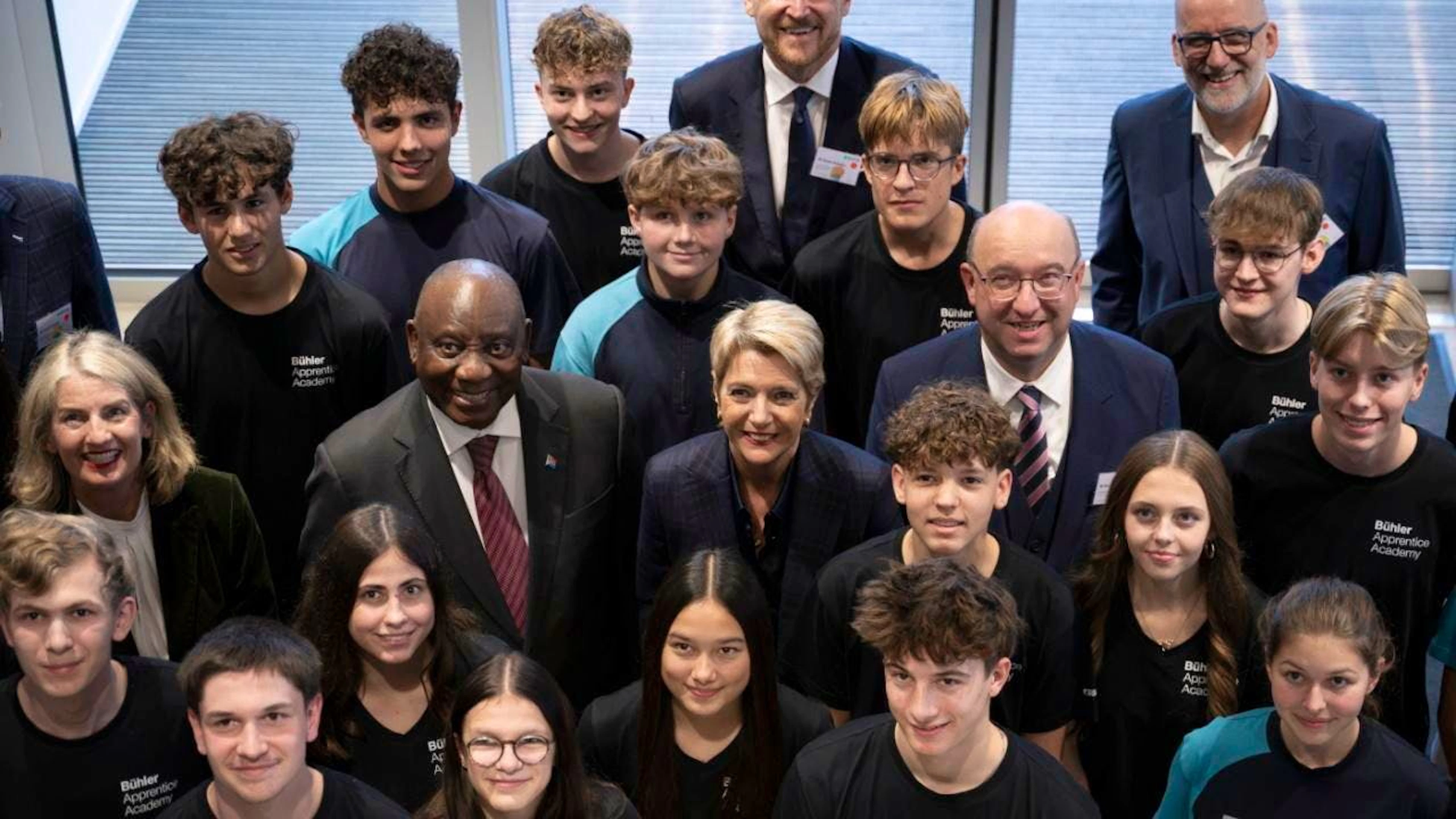 Cyril Ramaphosa et Karin Keller-Sutter ont posé pour les photographes avec les apprentis de l'entreprise Bühler, à Uzwil (SG).