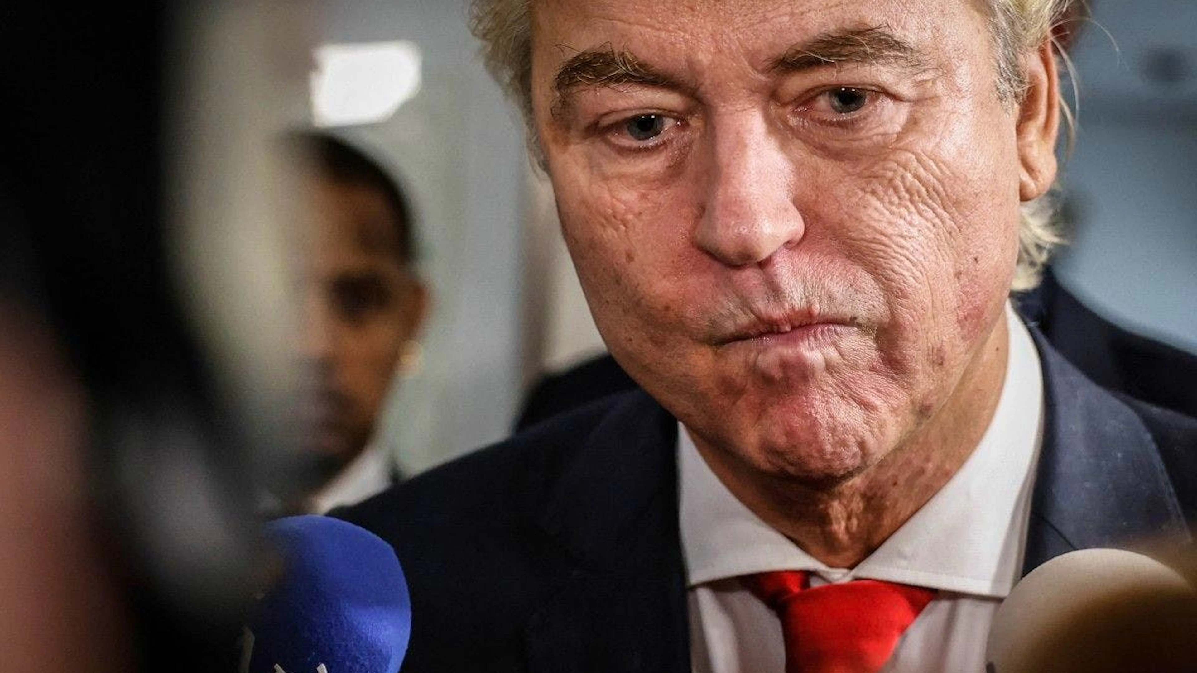 Leader of the PVV (The Party for Freedom) Geert Wilders reacts as he delivers remarks to journalists outside the PVV faction room at the Lower House, the day after the Dutch parliamentary election vote, in The Hague, on October 30, 2025. The Dutch far-right Party for Freedom (PVV) is running neck-and-neck with a pro-European centrist party Democrats66 (D66) in a nailbiting election, according to an estimate on October 30, 2025 with more than 90 percent of votes counted. (Photo by Simon Wohlfahrt / AFP)