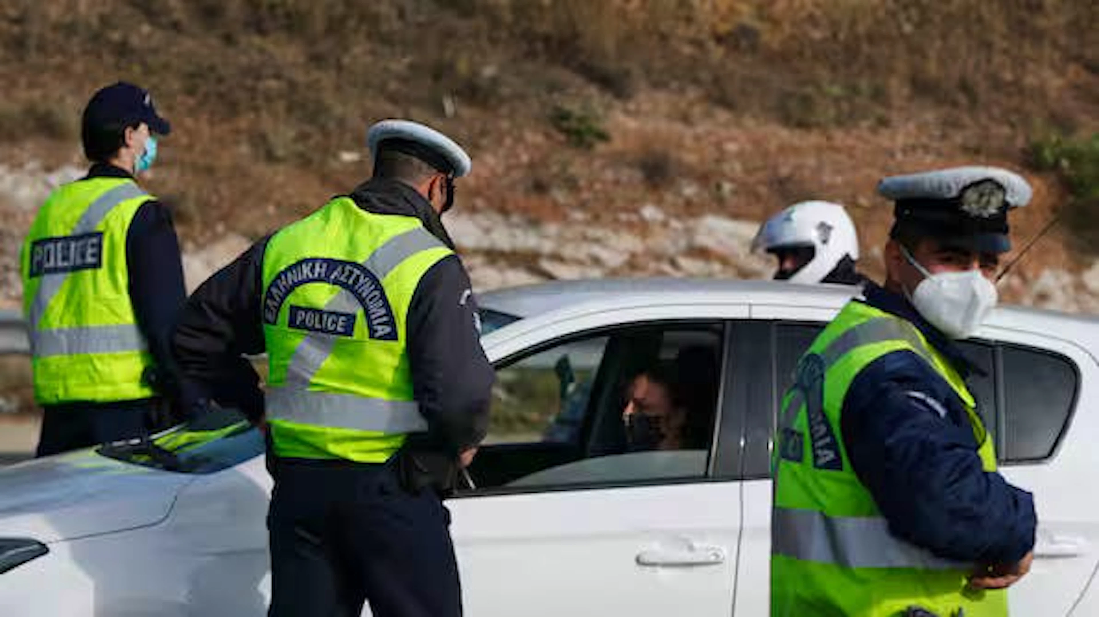 Griechische Polizisten bei einer Fahrzeugkontrolle.