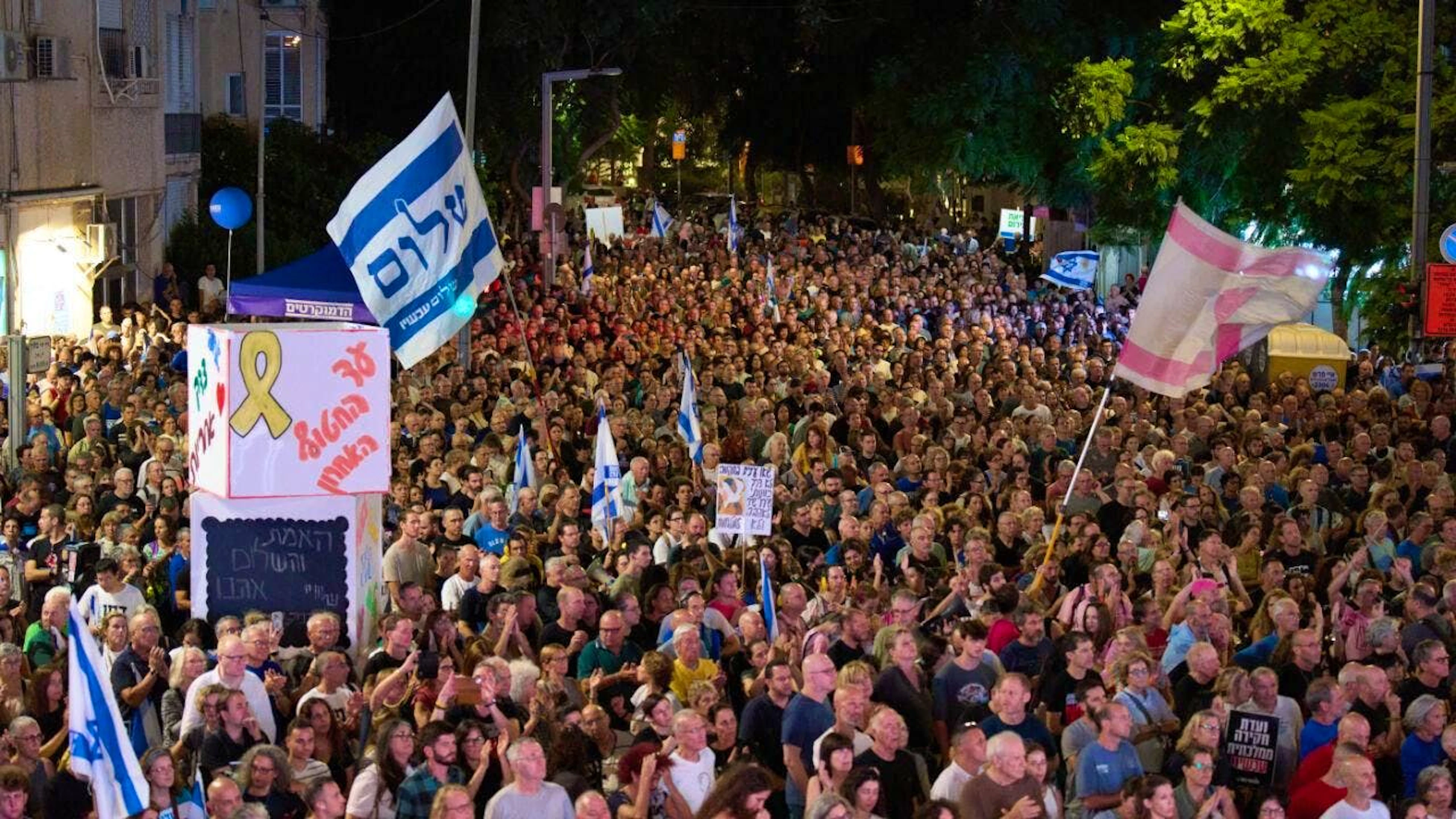 Menschen nehmen an einer Kundgebung in Tel Aviv, anlässlich des 30. Jahrestages der Ermordung von Premierminister Izchak Rabin, teil. Foto: Ariel Schalit/AP/dpa