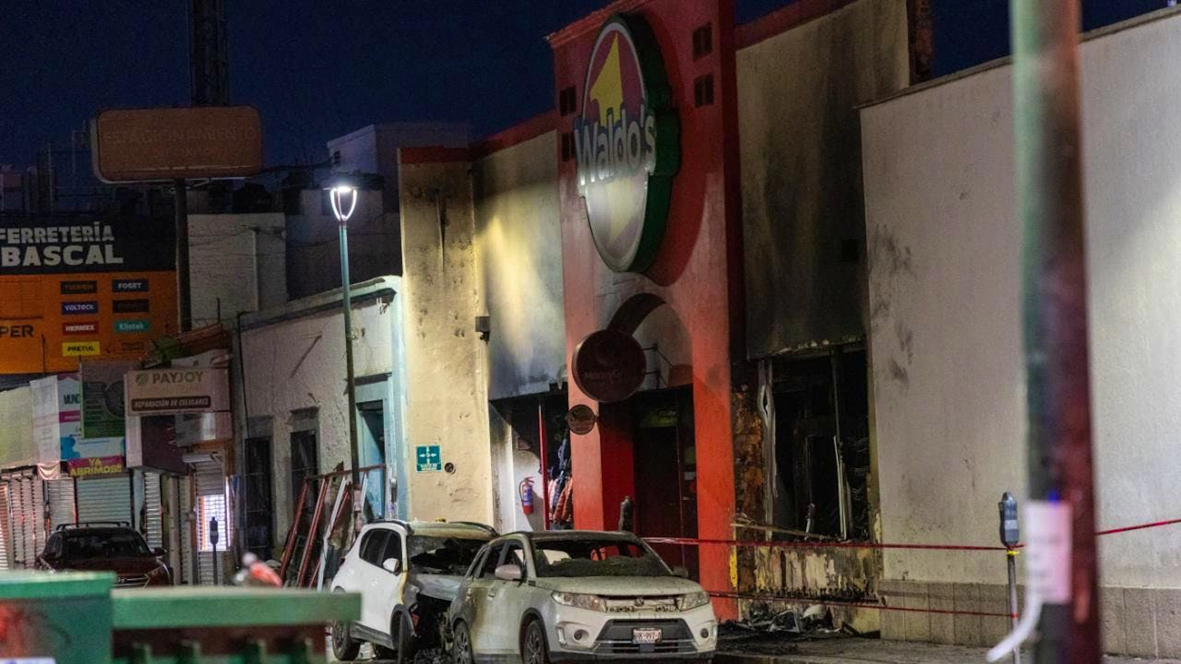 Il rogo si è verificato quando il negozio era pieno di clienti per lo shopping del giorno di paga e prima del Giorno dei morti, la celebrazione messicana relativa al ricordo dei defunti.