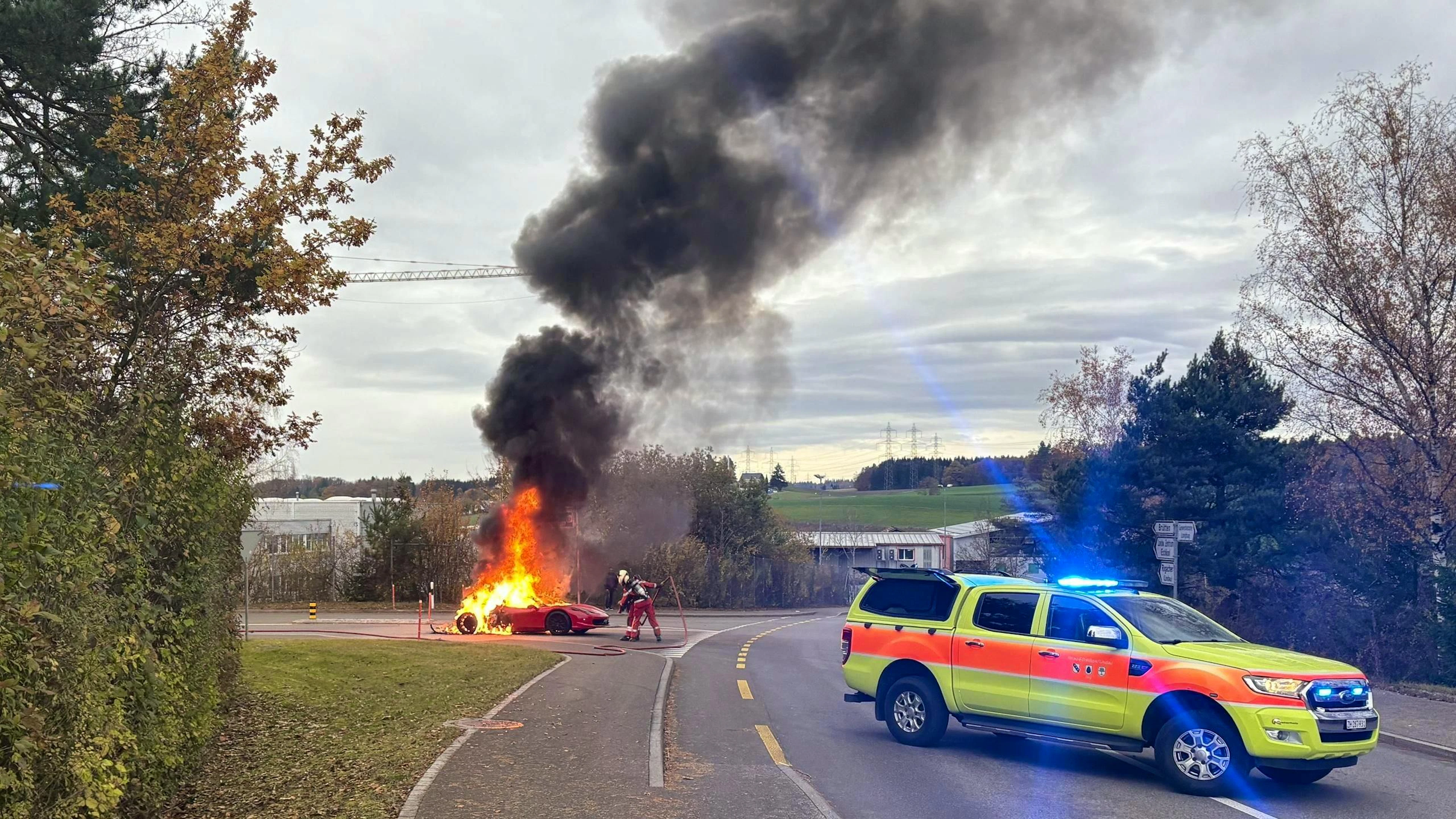 Ein Ferrari ist in Lindau ZH ausgebrannt.